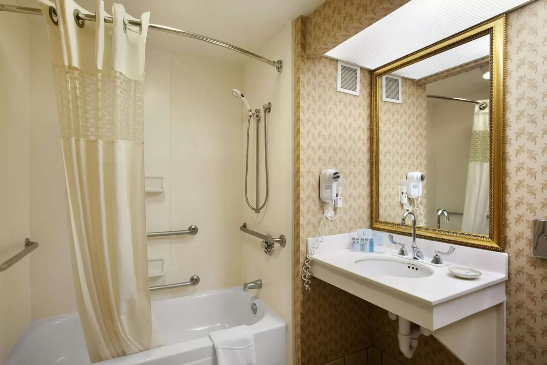Bathroom in Hampton Inn & Suites Providence-Warwick Airport
