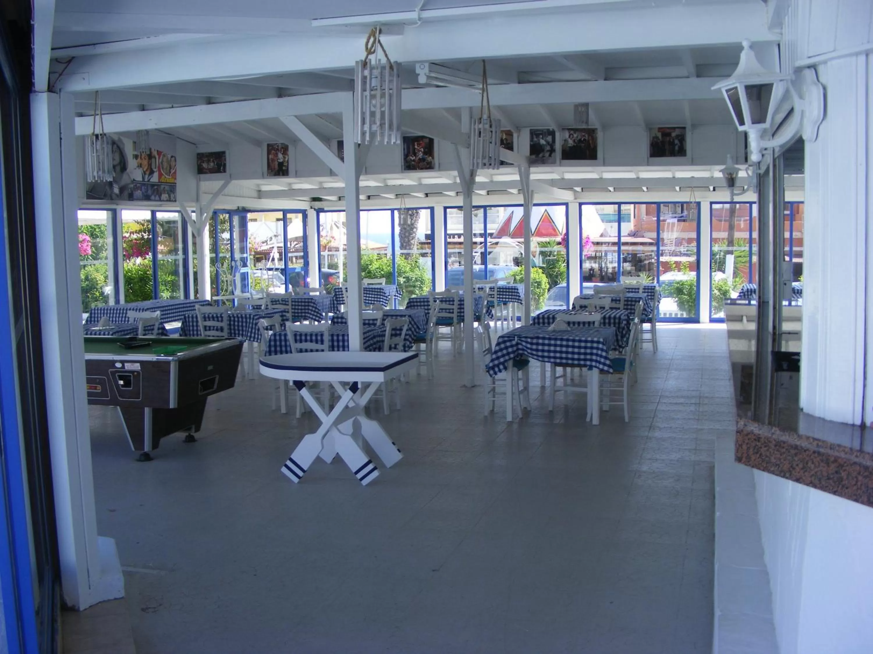 Restaurant/places to eat in Flokkas Hotel Apartments