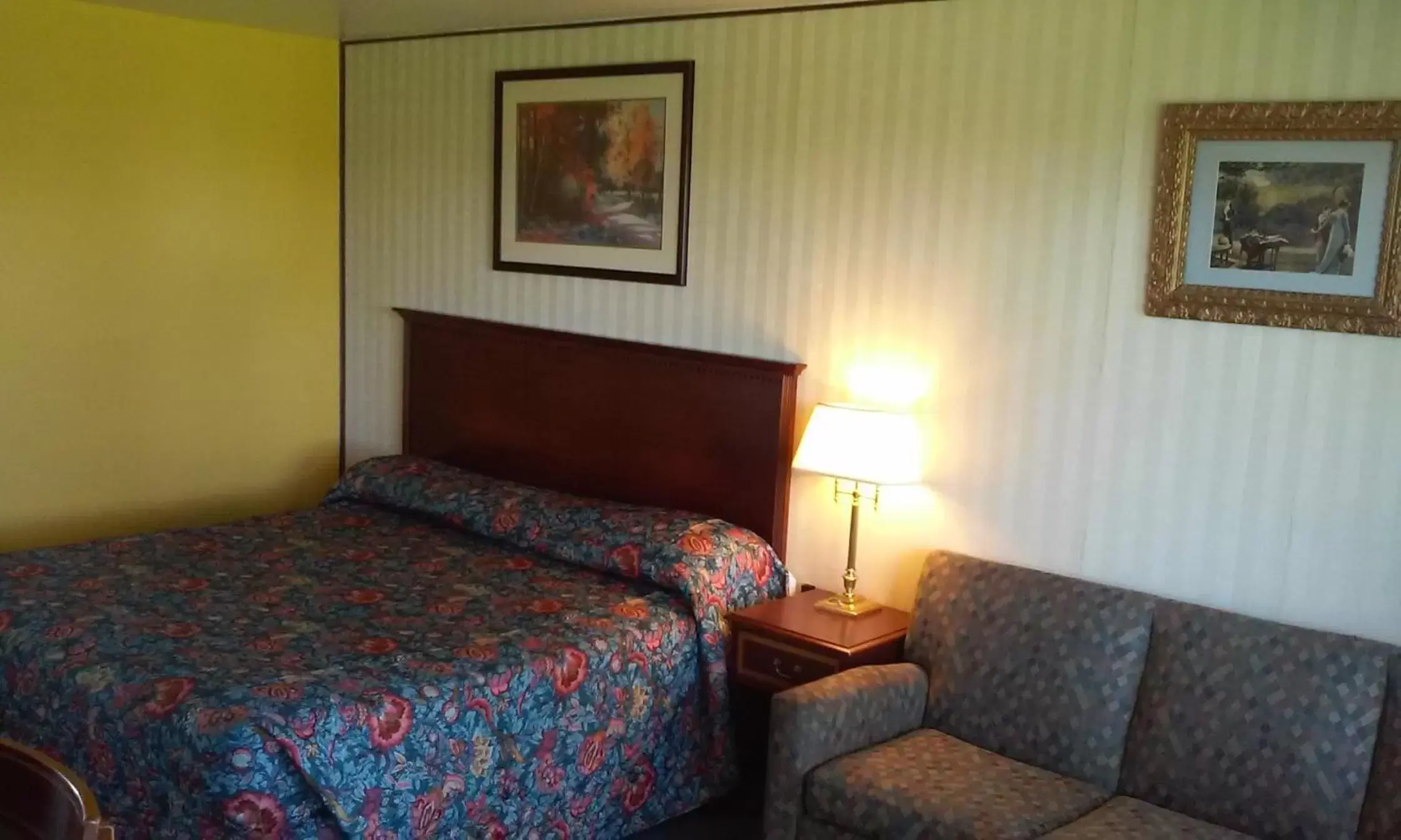 Photo of the whole room, Bed in Motel Oasis