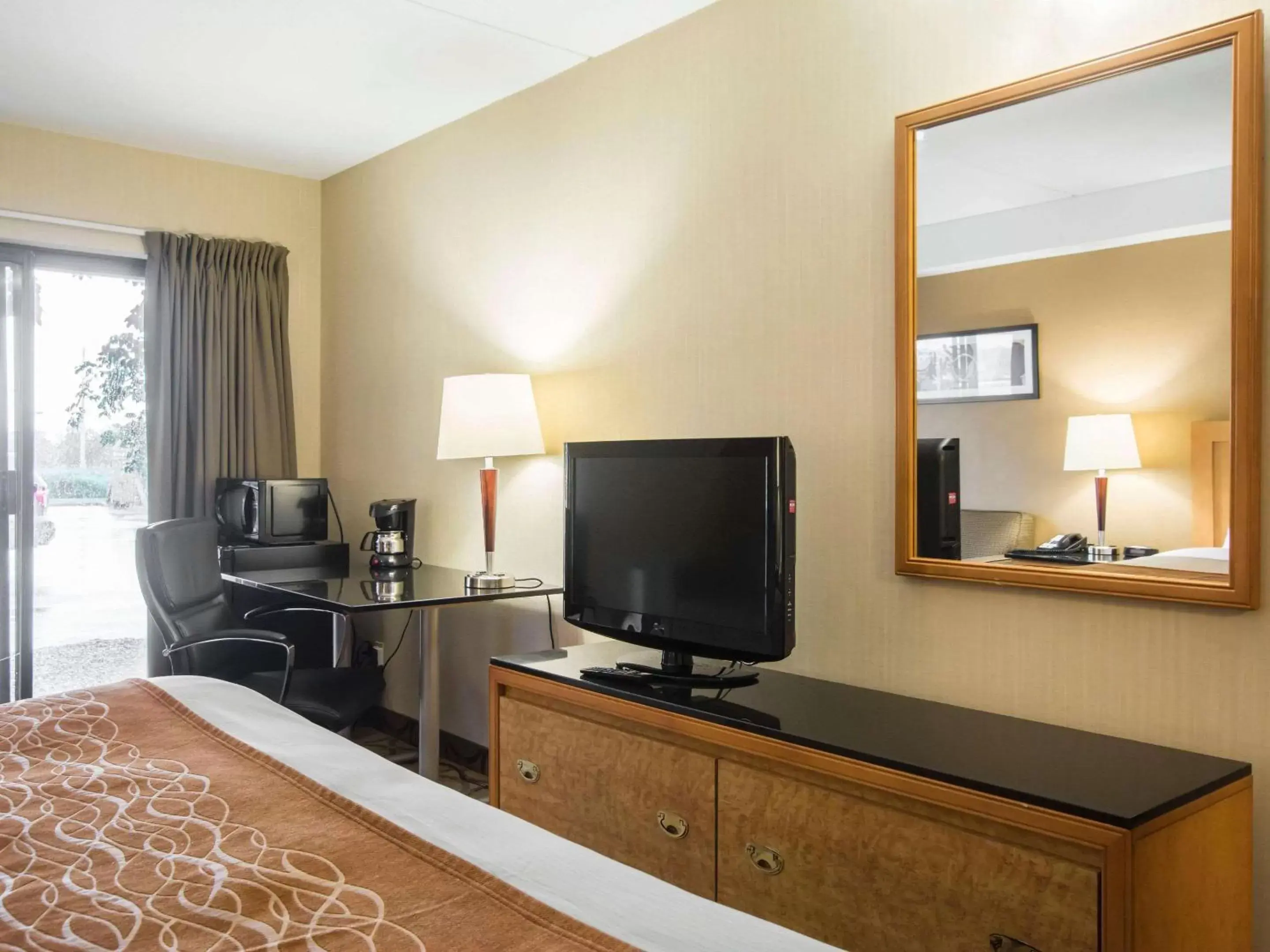 Photo of the whole room, TV/Entertainment Center in Comfort Inn Airport East