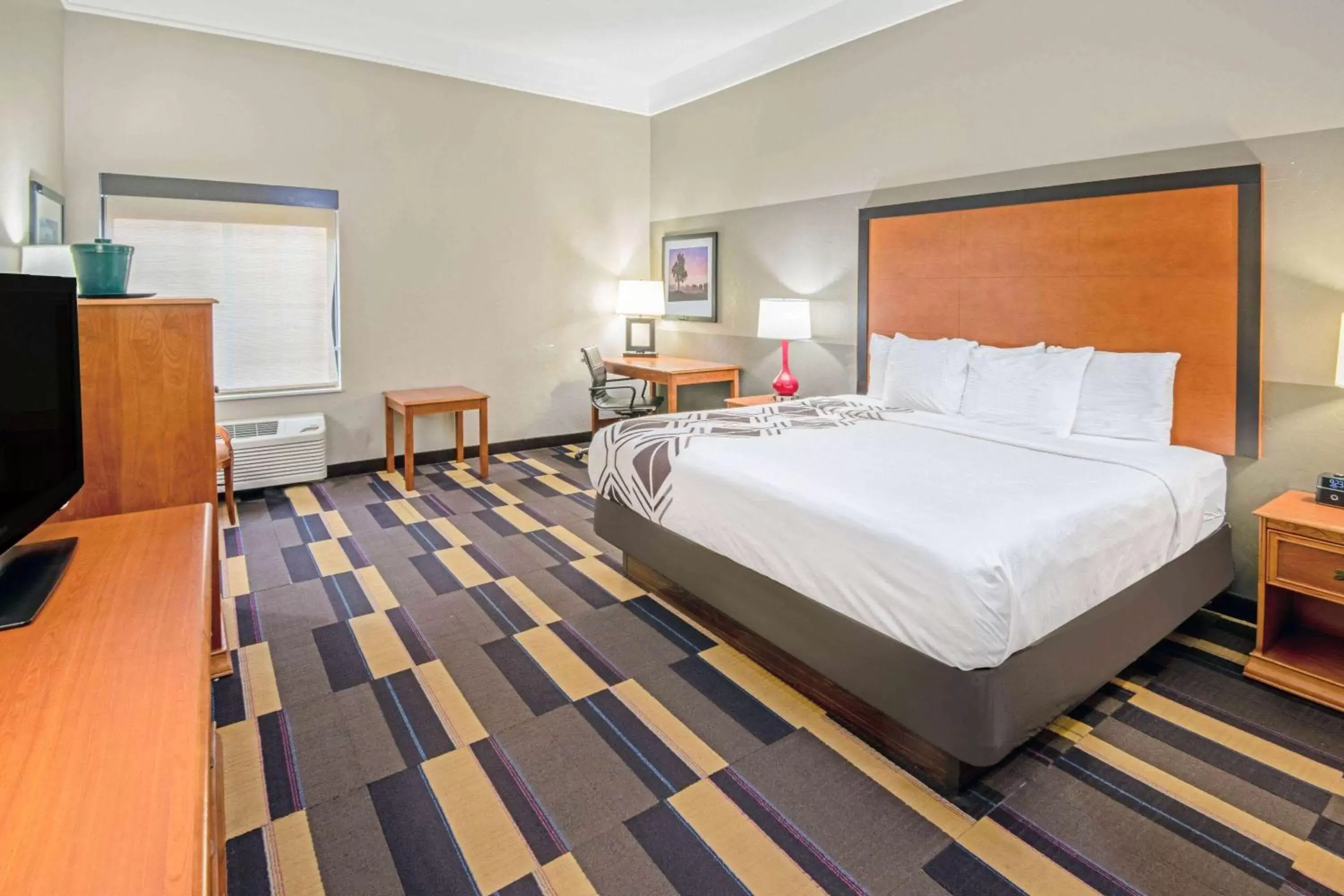 Photo of the whole room, Bed in La Quinta by Wyndham Oklahoma City - Moore