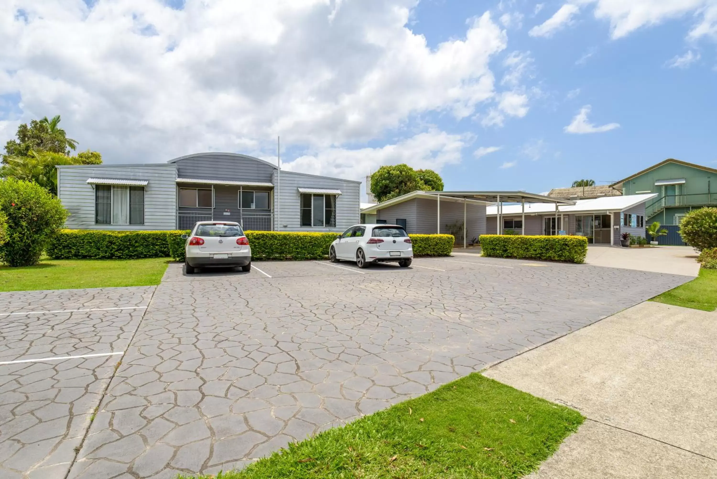 Facade/entrance in Tin Can Bay's Sleepy Lagoon Motel Facade/entrance in Tin Can Bay's Sleepy Lagoon Motel