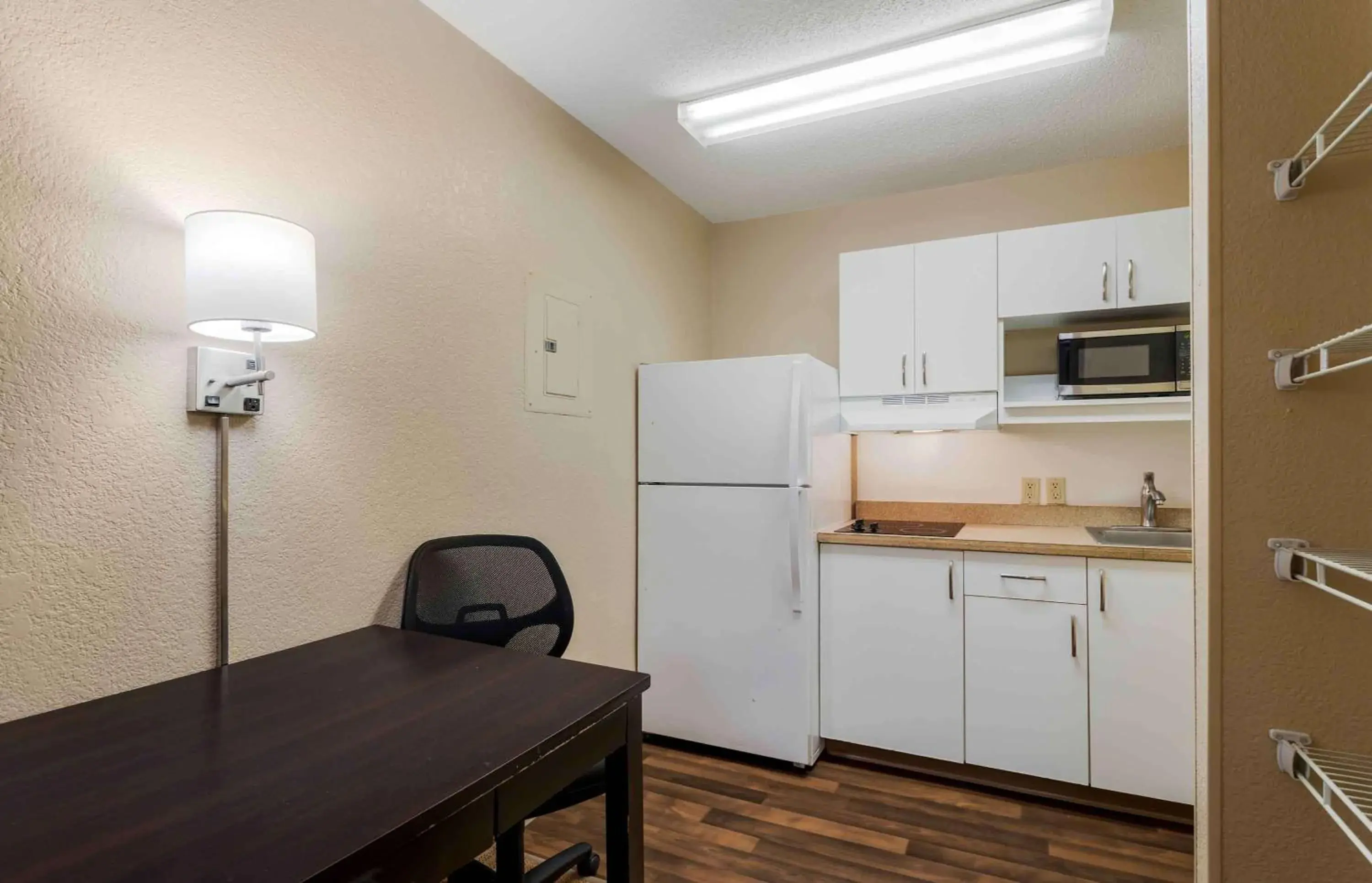 Bedroom, Kitchen/Kitchenette in Extended Stay America Suites - Chattanooga - Airport