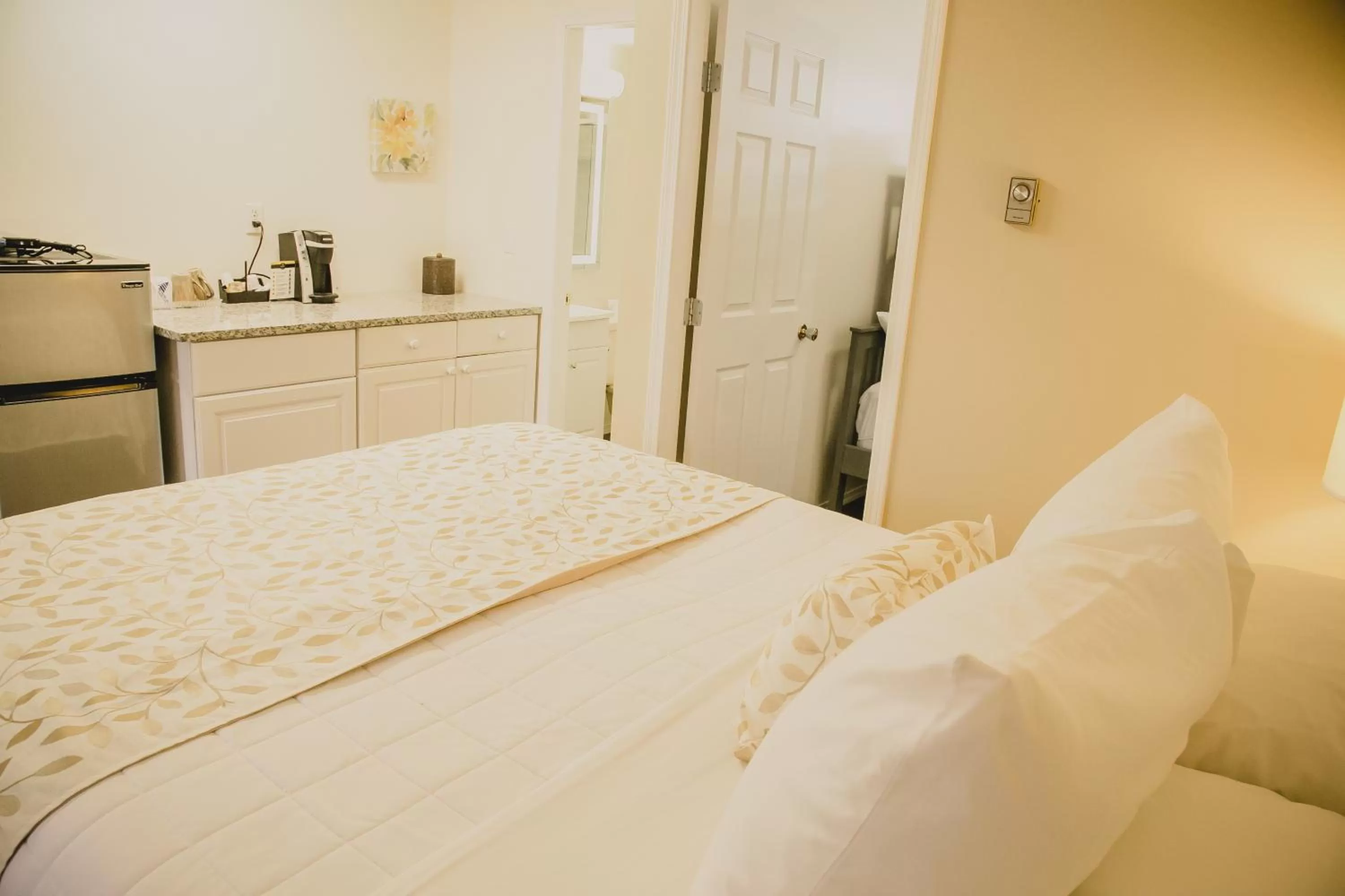 Photo of the whole room, Bed in Crystal Springs Lodge