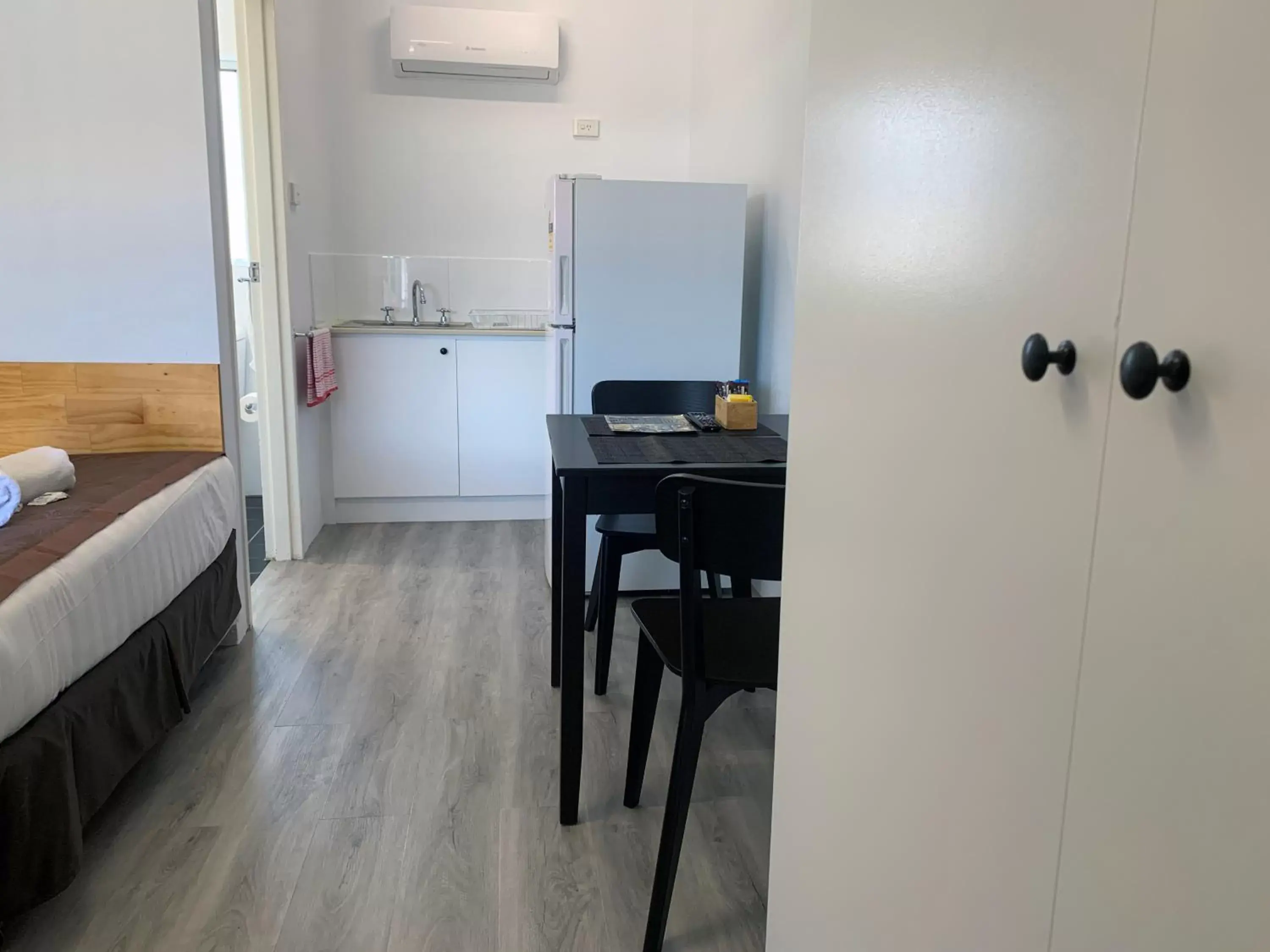 Bed, Kitchen/Kitchenette in Baths Motel Moree