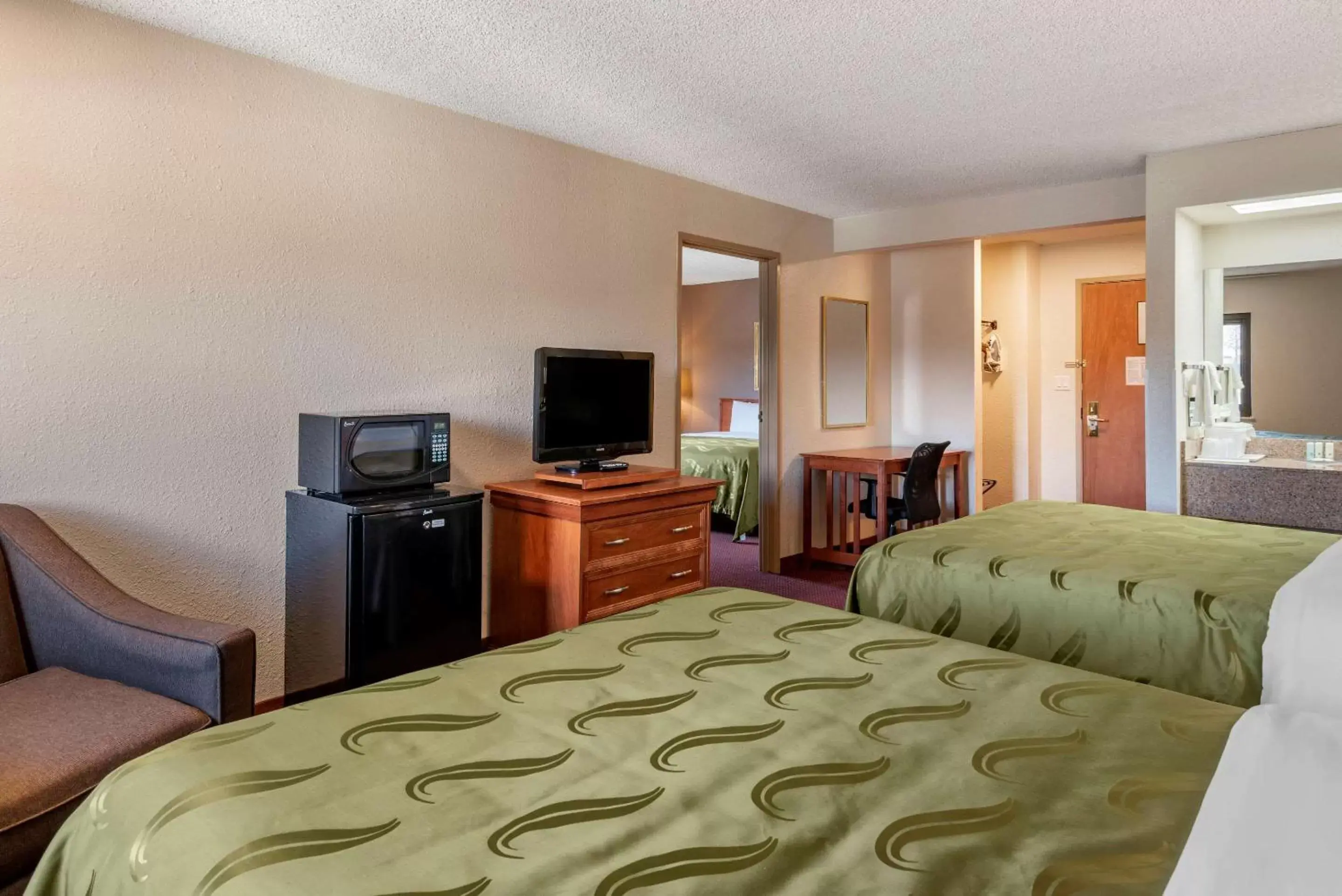 Bedroom, TV/Entertainment Center in Quality Inn Grand Junction near University