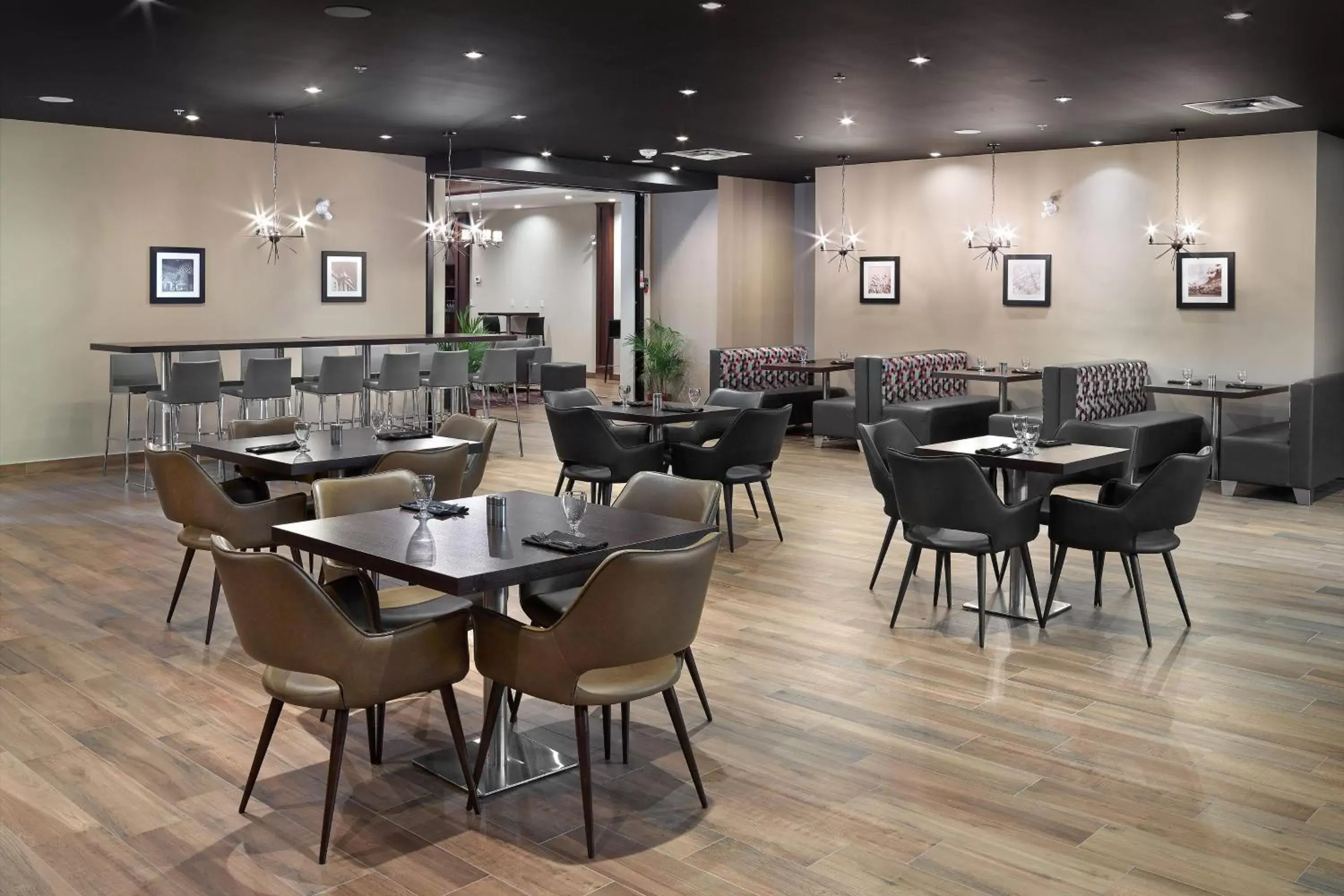 Restaurant/Places to Eat in Four Points by Sheraton Edmonton West