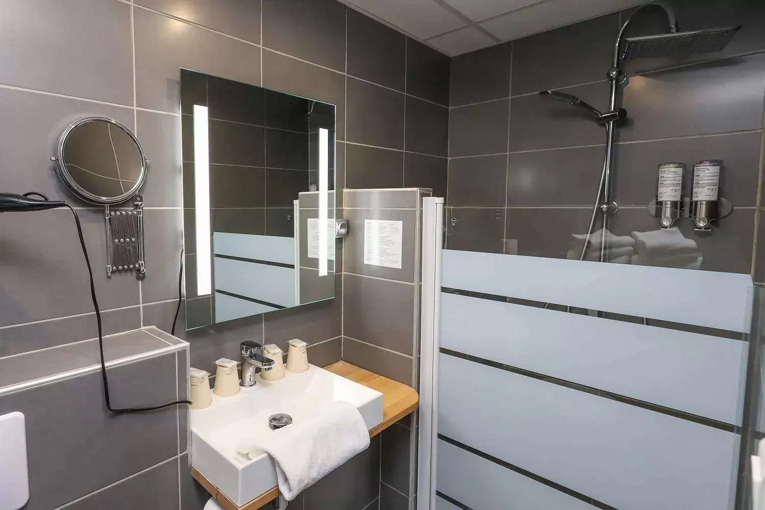 Bathroom in Hôtel La Réserve de Brive