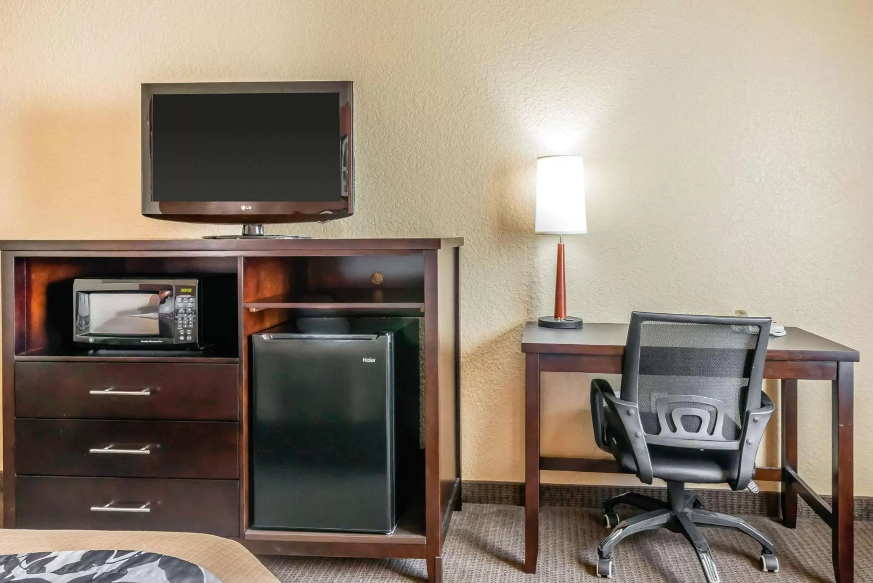 Photo of the whole room, TV/Entertainment Center in Sleep Inn & Suites Ocala - Belleview