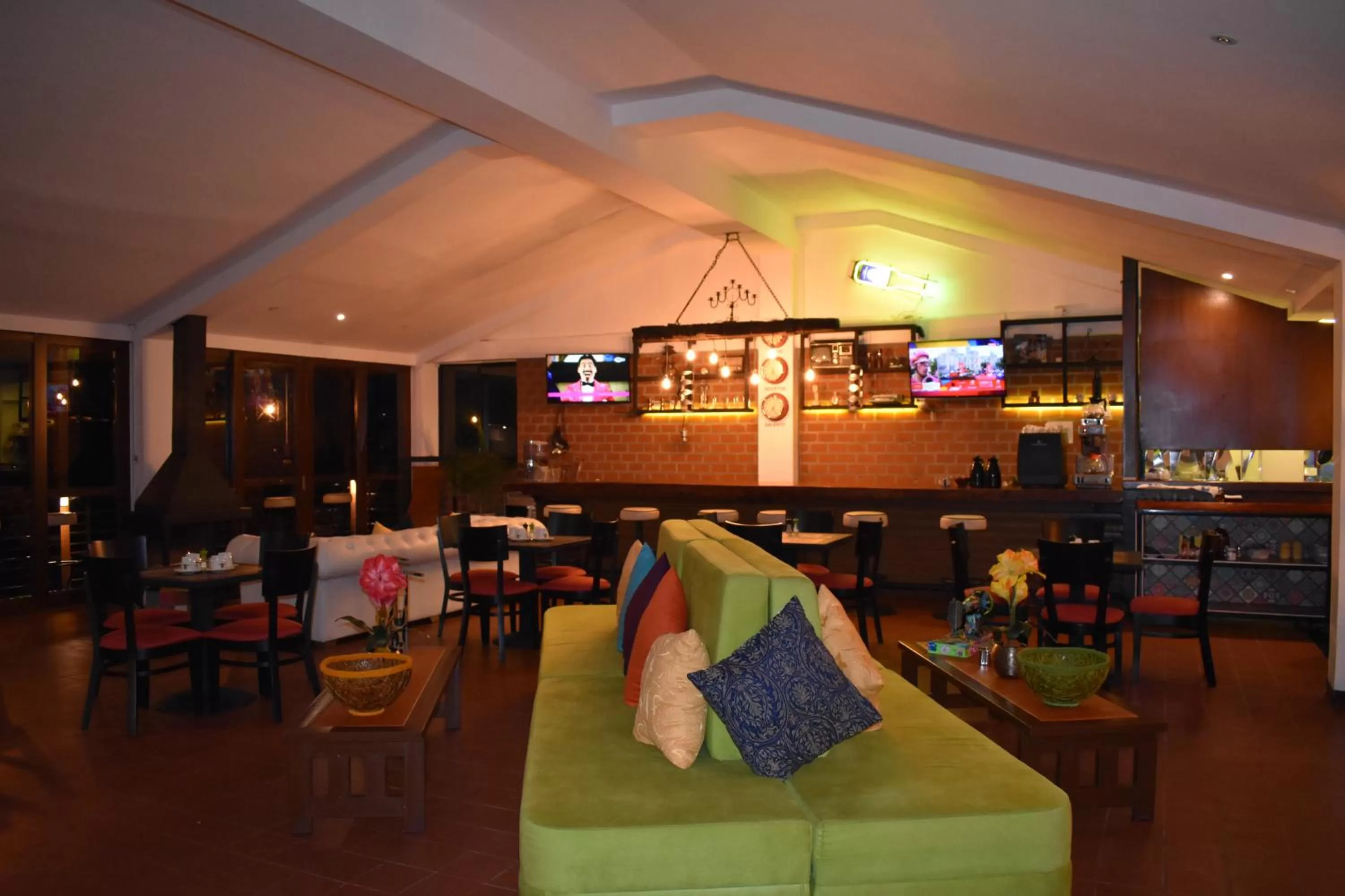 Restaurant/Places to Eat in Hotel Bambu Inn
