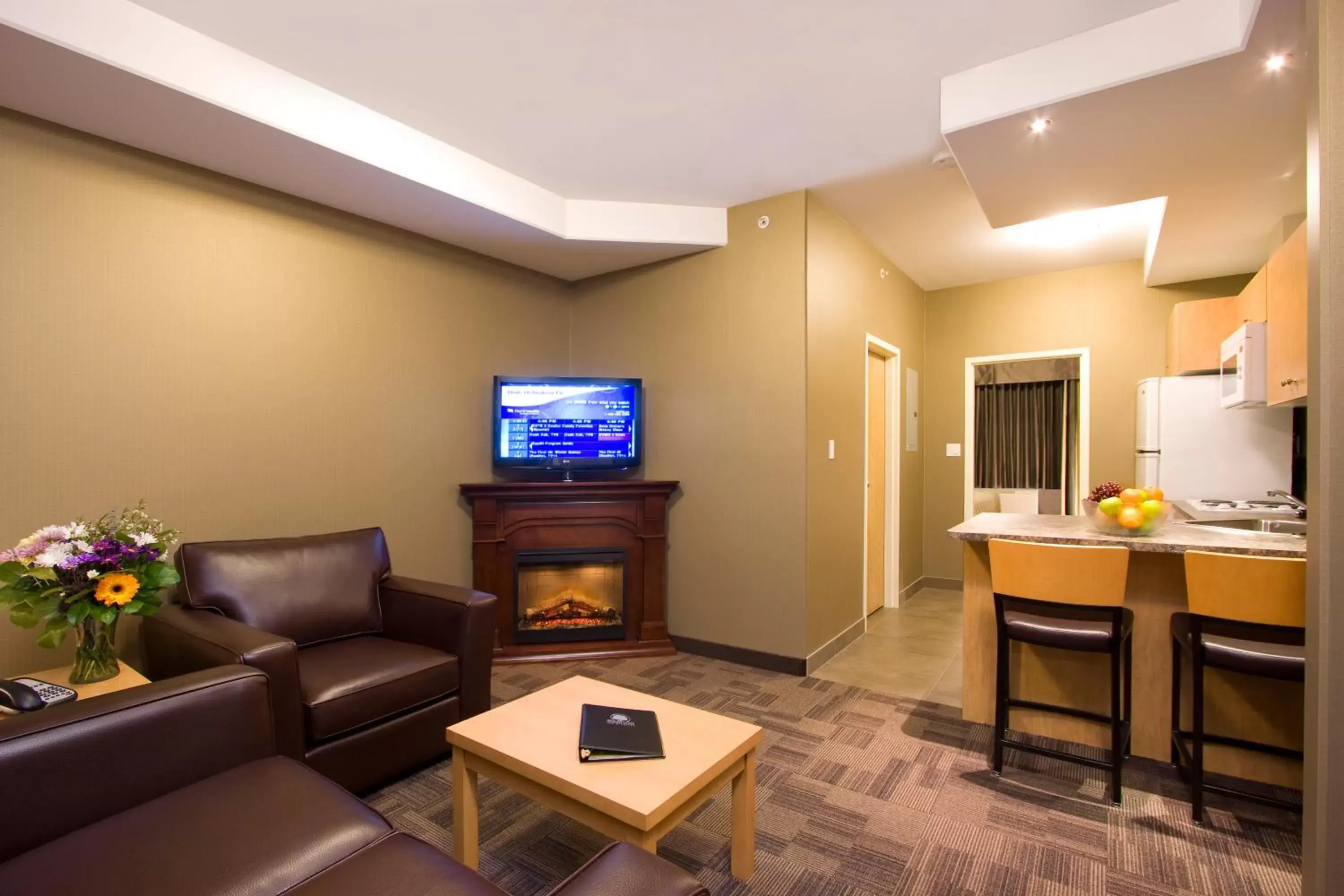 Executive King Room - single occupancy - Non-Smoking (Non-Pet Friendly) - with Kitchenette in Woodlands Inn & Suites Executive King Room - single occupancy - Non-Smoking (Non-Pet Friendly) - with Kitchenette in Woodlands Inn & Suites