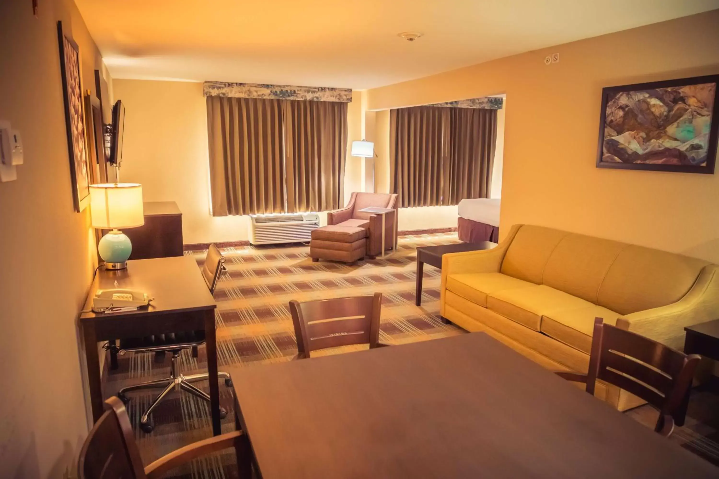 Photo of the whole room, Seating Area in Best Western Plus North Savannah