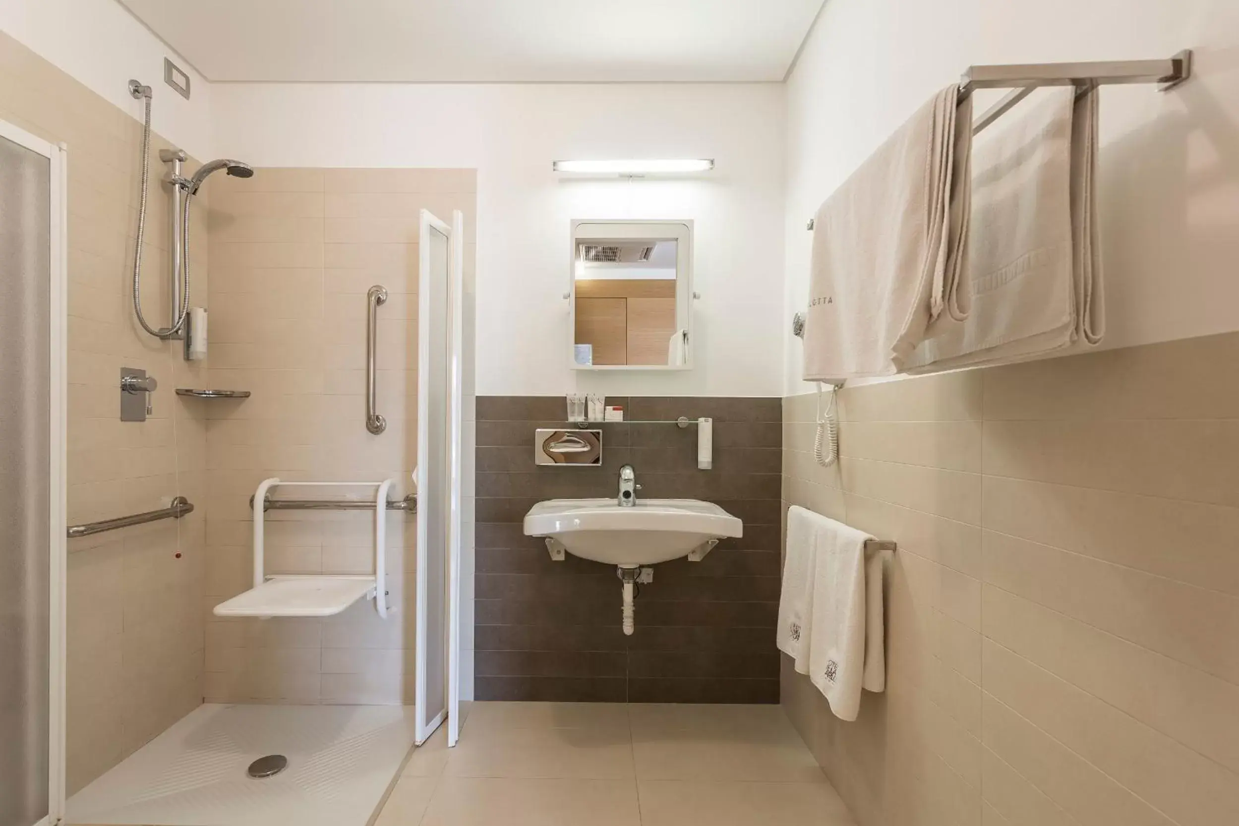 Shower, Bathroom in Hotel Villa Carlotta