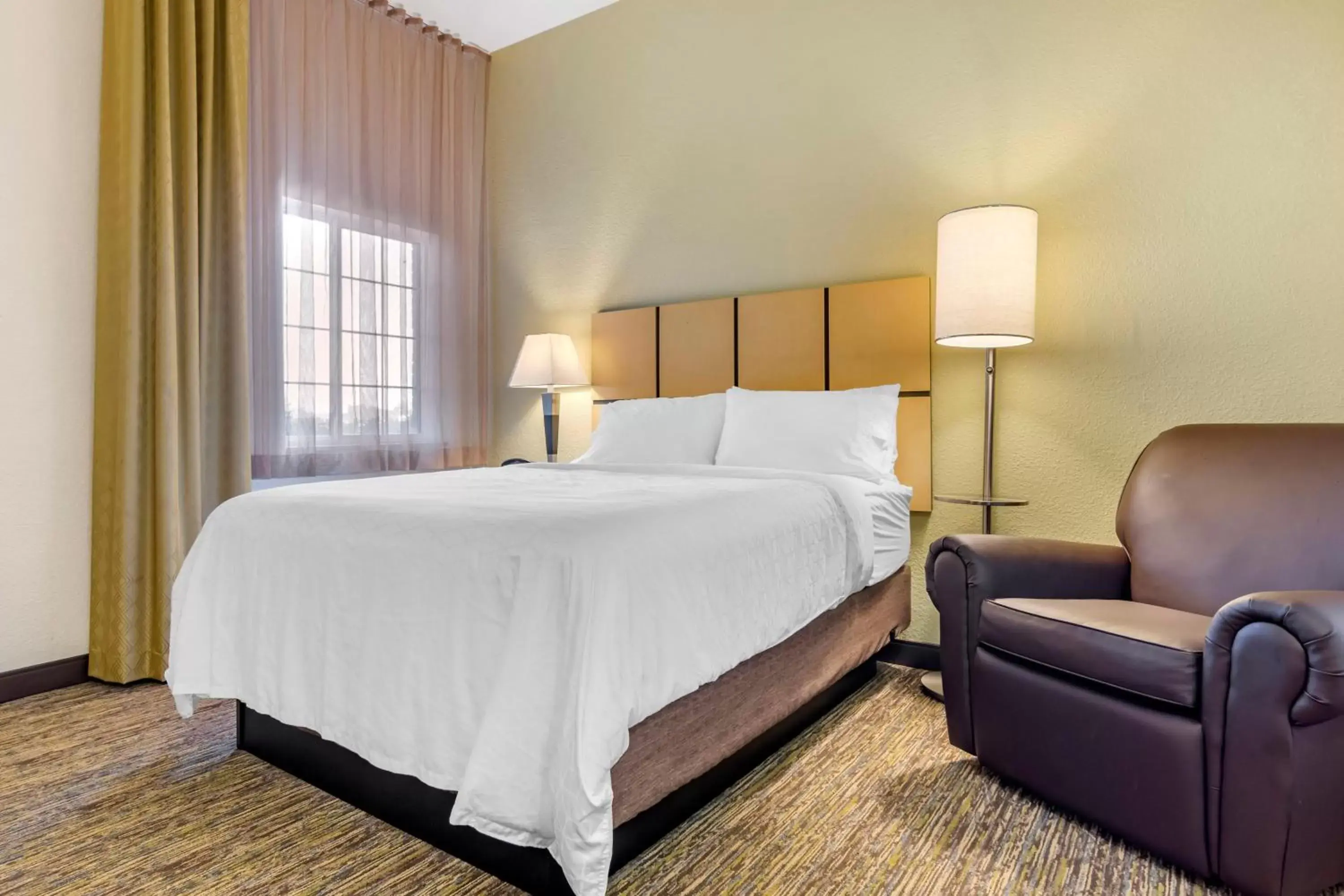 Photo of the whole room, Bed in Candlewood Suites Alabaster, an IHG Hotel