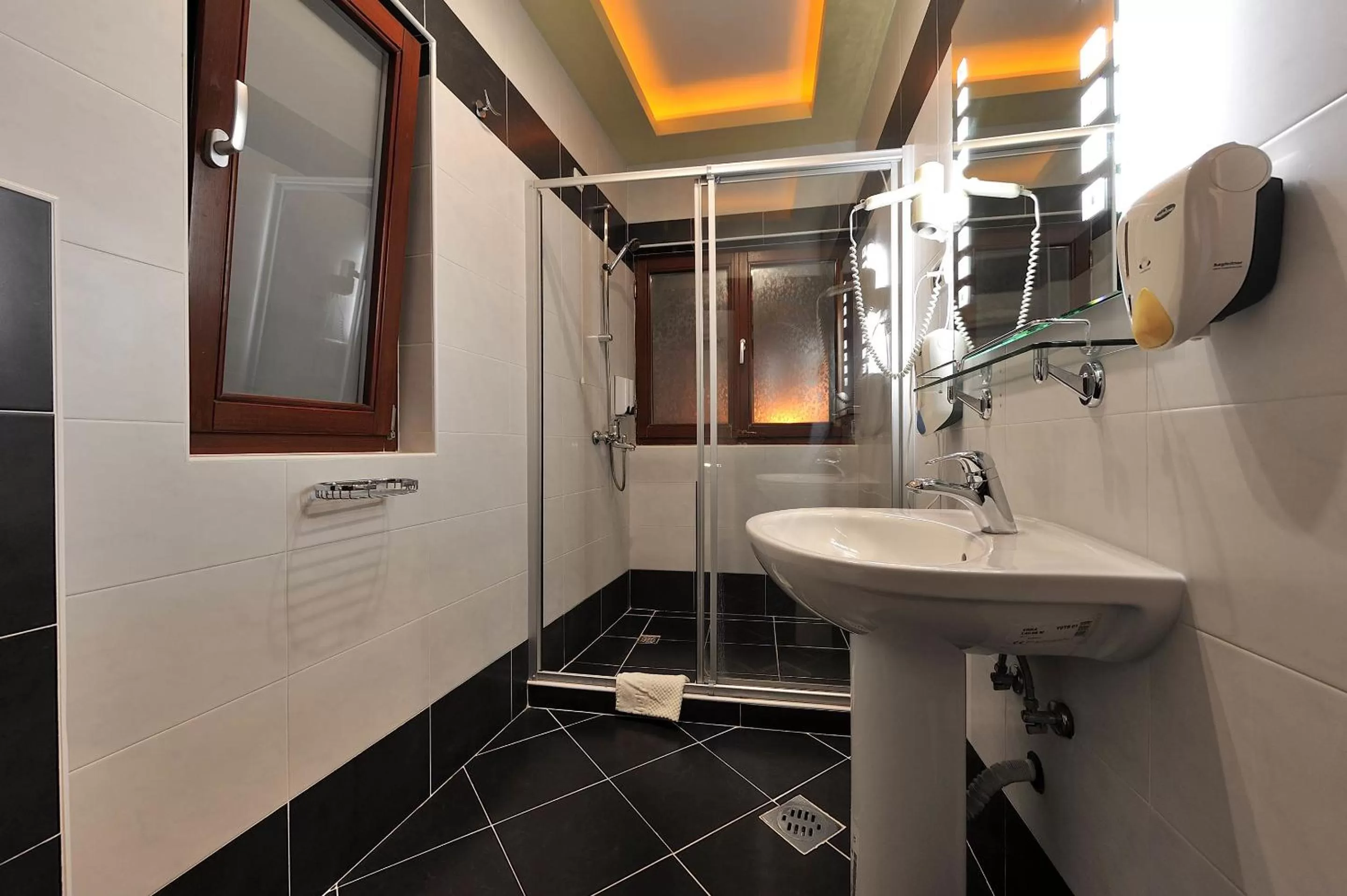 Shower in Hotel Sucevic Garni