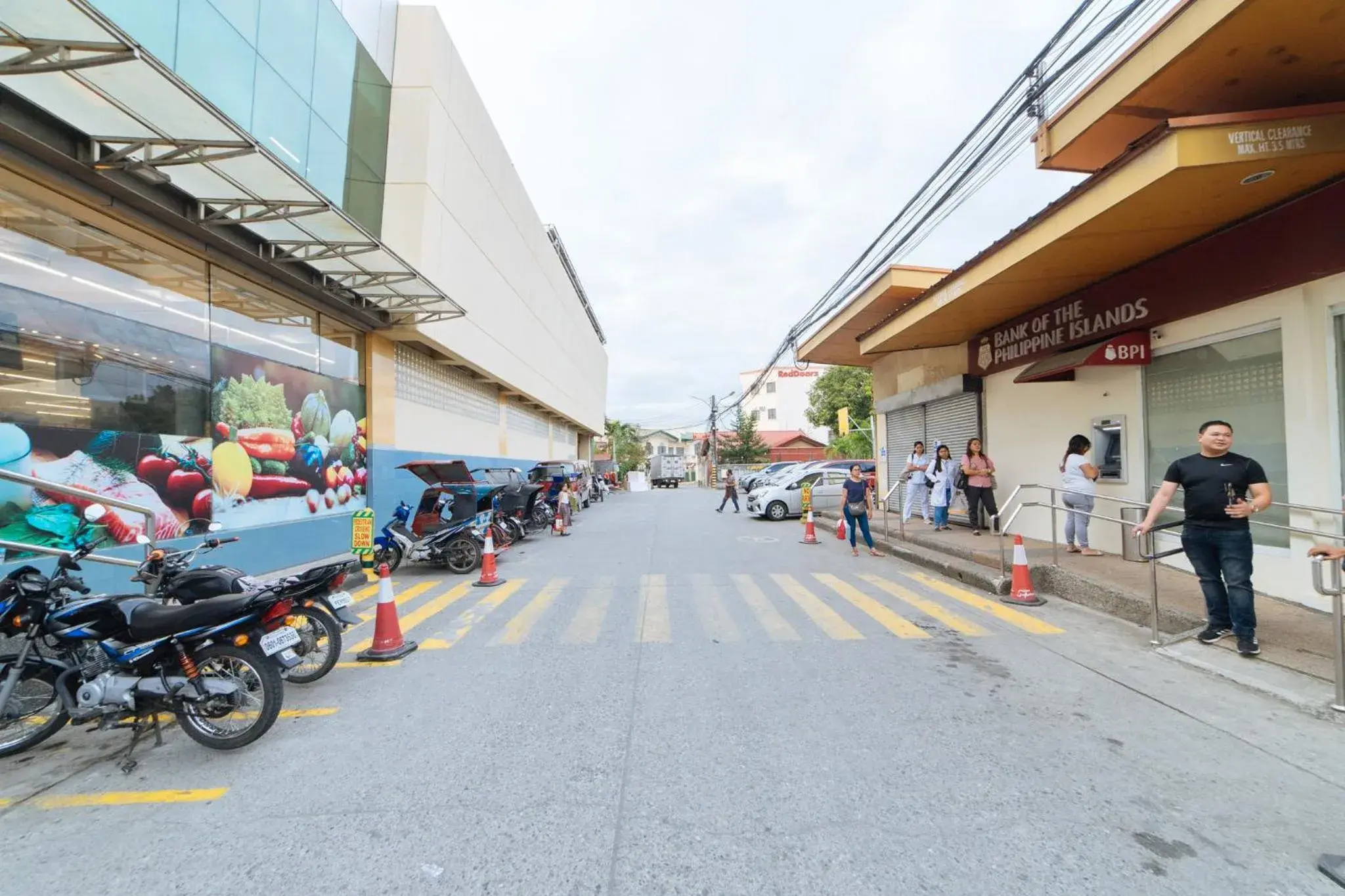 Shopping Area in RedDoorz @ Q Abeto Street Mandurriao