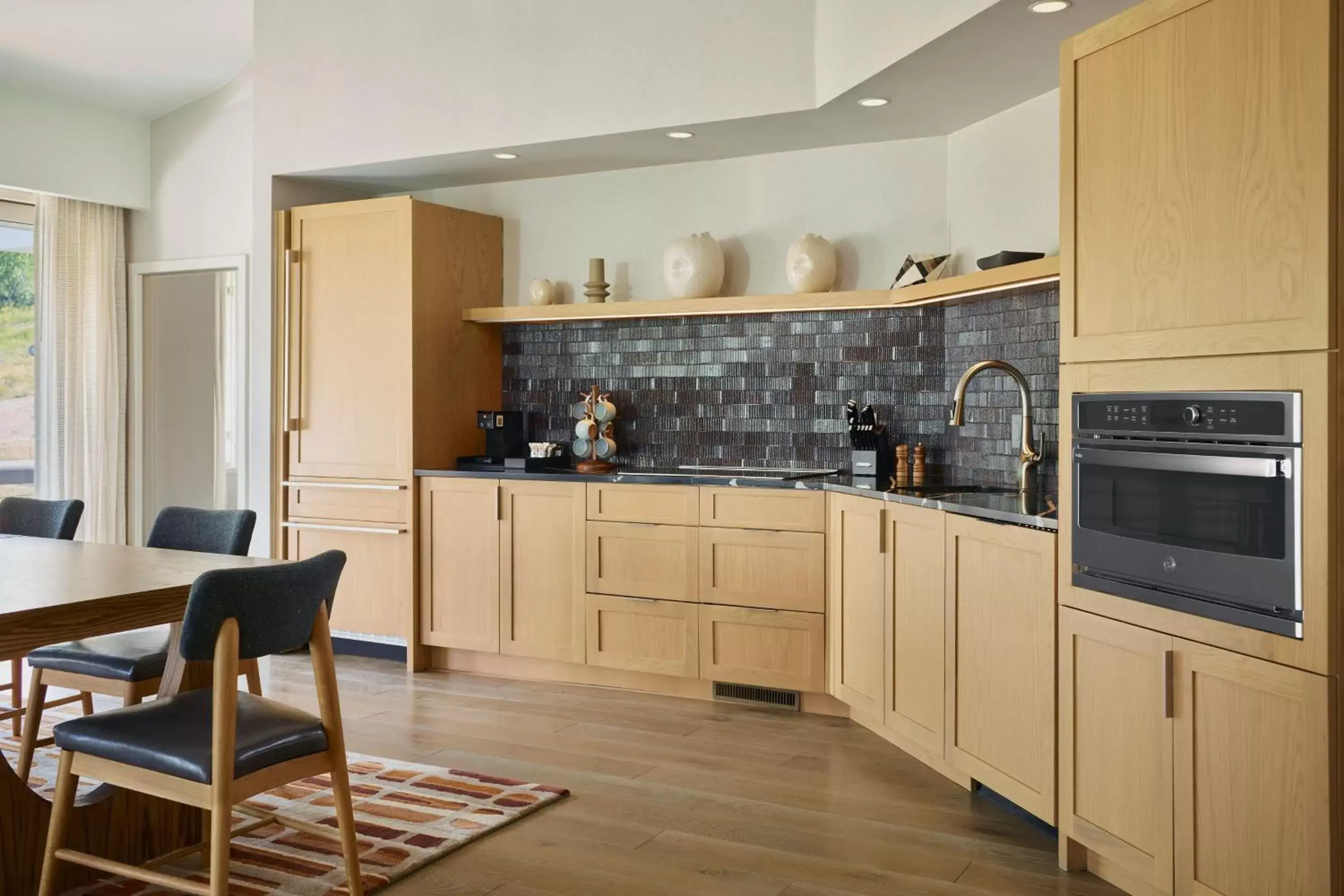 Bedroom, Kitchen/Kitchenette in Viewline Resort Snowmass, Autograph Collection