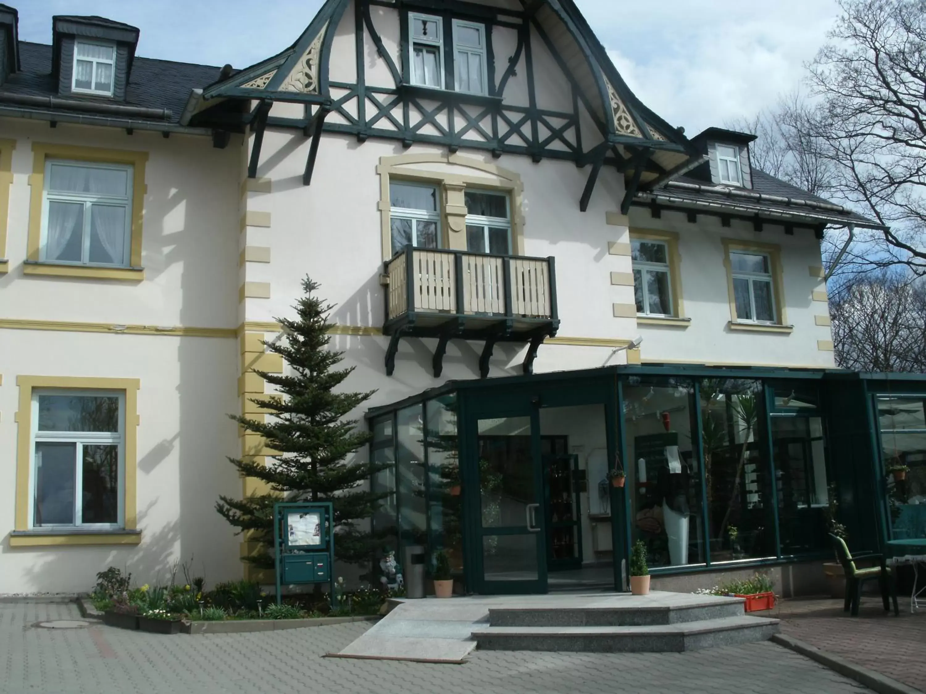 Facade/entrance, Property Building in Parkhotel Waldschlösschen