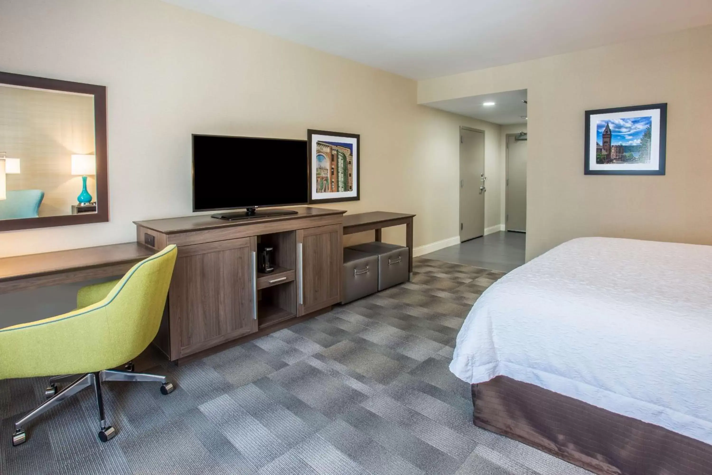 Bed, TV/Entertainment Center in Hampton Inn & Suites Yonkers - Westchester