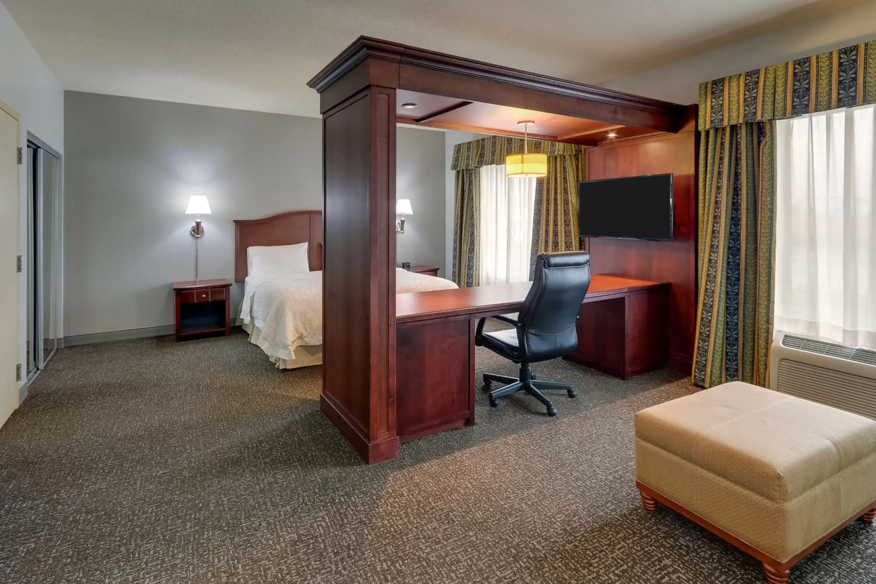 Bedroom, Seating Area in Hampton Inn & Suites Indianapolis-Airport