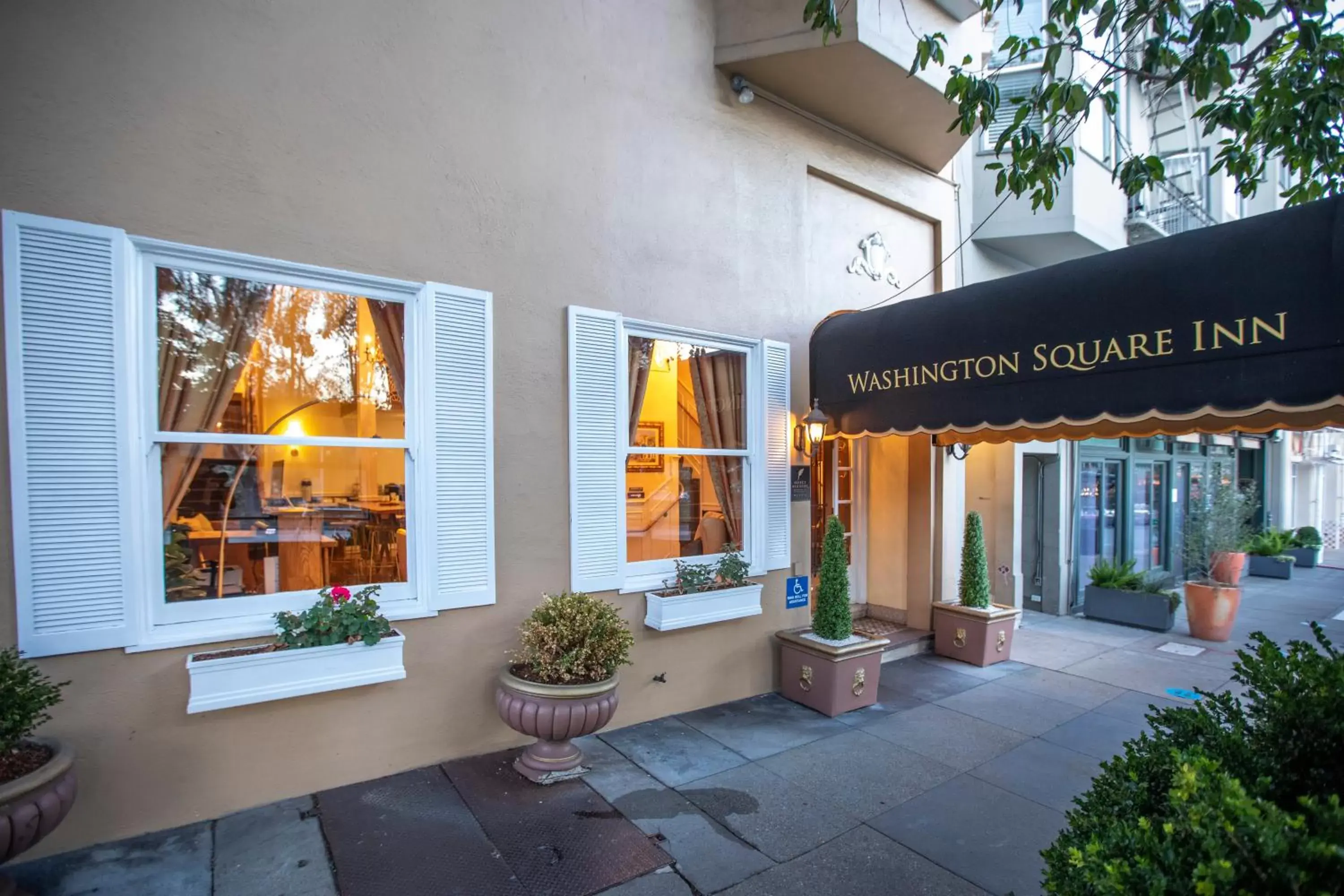 Property building in Washington Square Inn Property building in Washington Square Inn