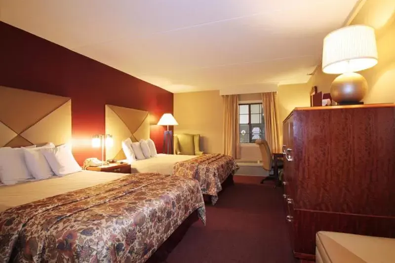Photo of the whole room, Bed in Fireside Inn & Suites West Lebanon