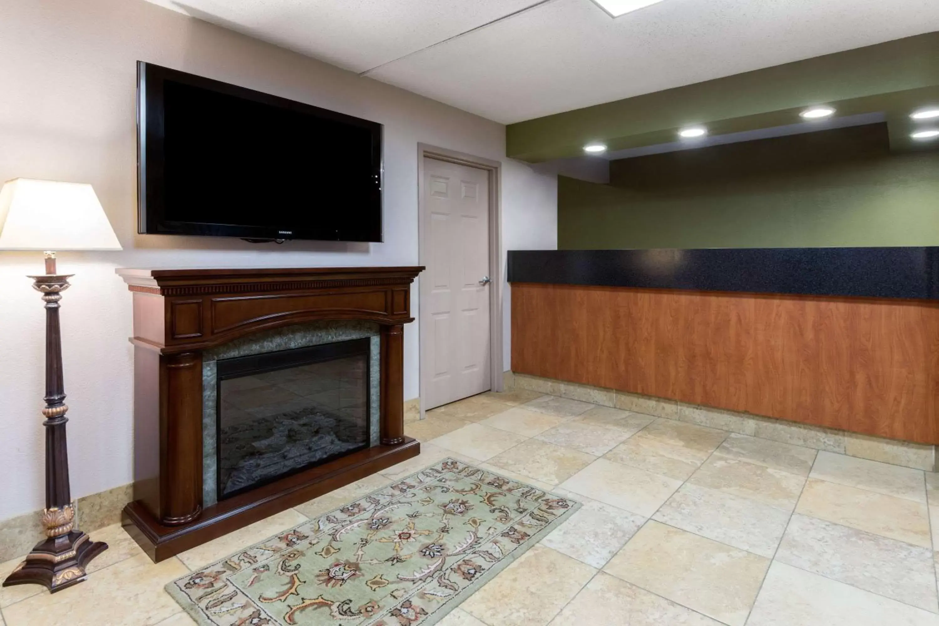 Lobby or reception, TV/Entertainment Center in Super 8 by Wyndham Strongsville/Cleveland