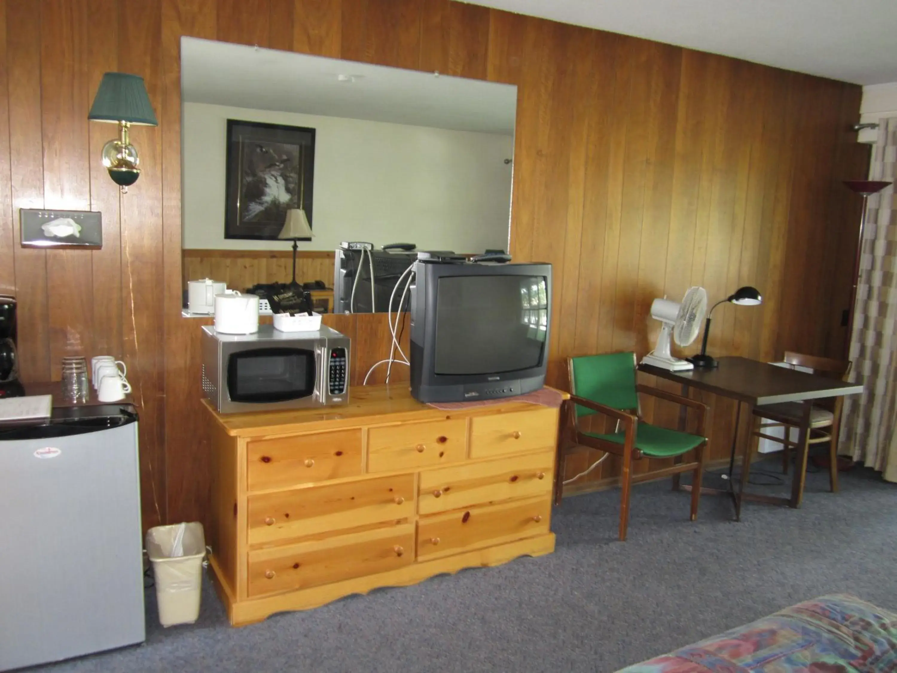 TV and multimedia, TV/Entertainment Center in Lakeside Motel