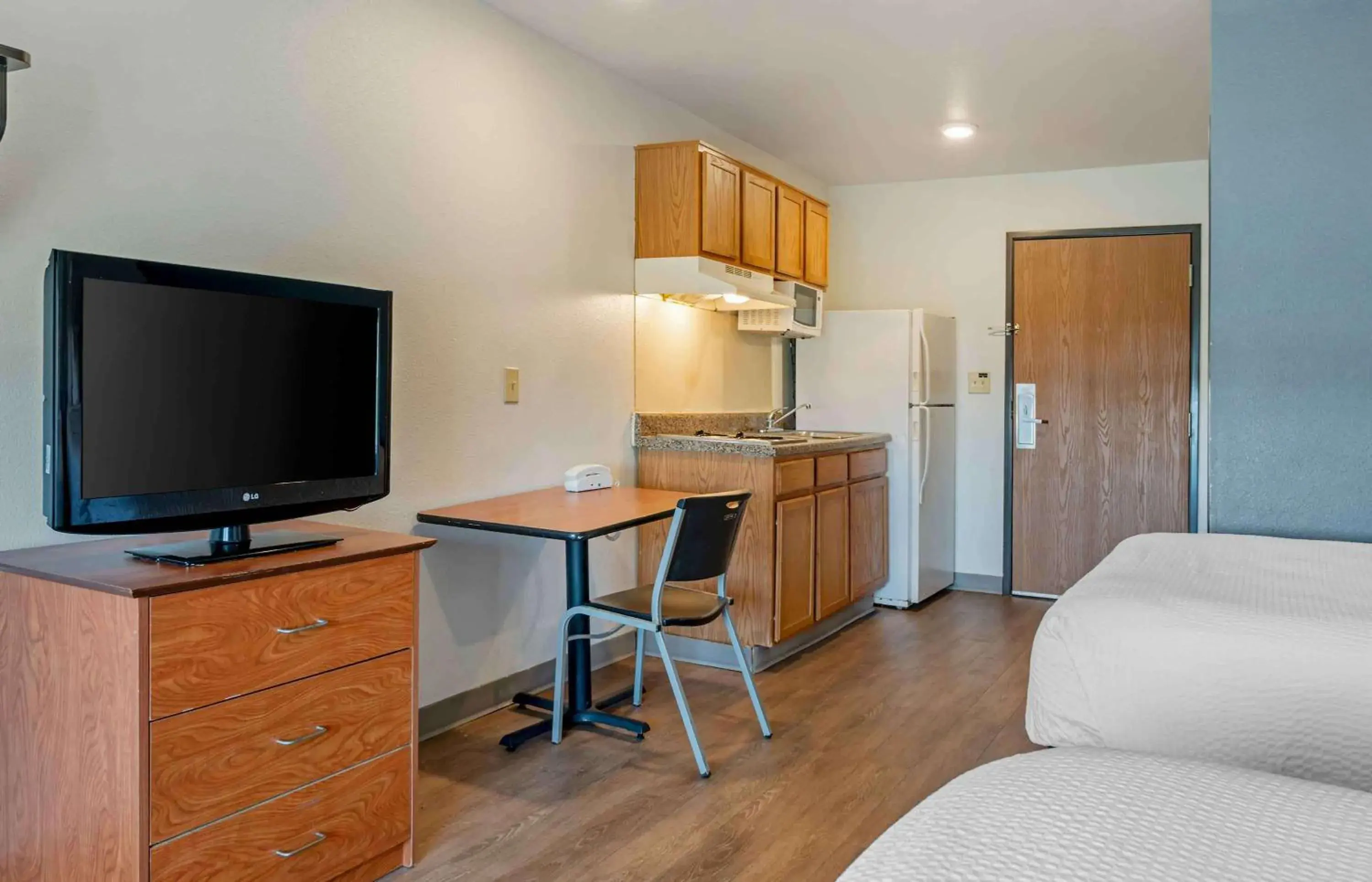 Bedroom, TV/Entertainment Center in Extended Stay America Select Suites - Indianapolis - Lawrence