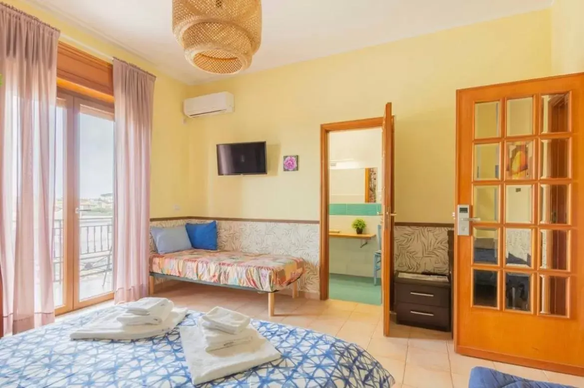 Bedroom, Seating Area in B&b Pompei Window