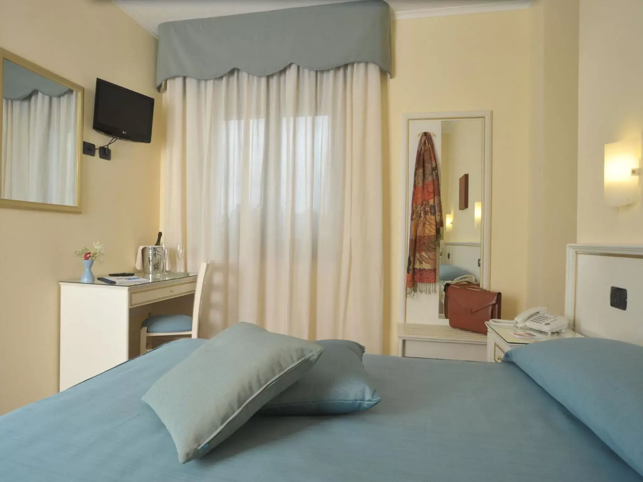 Bedroom, Bed in Costa Hotel