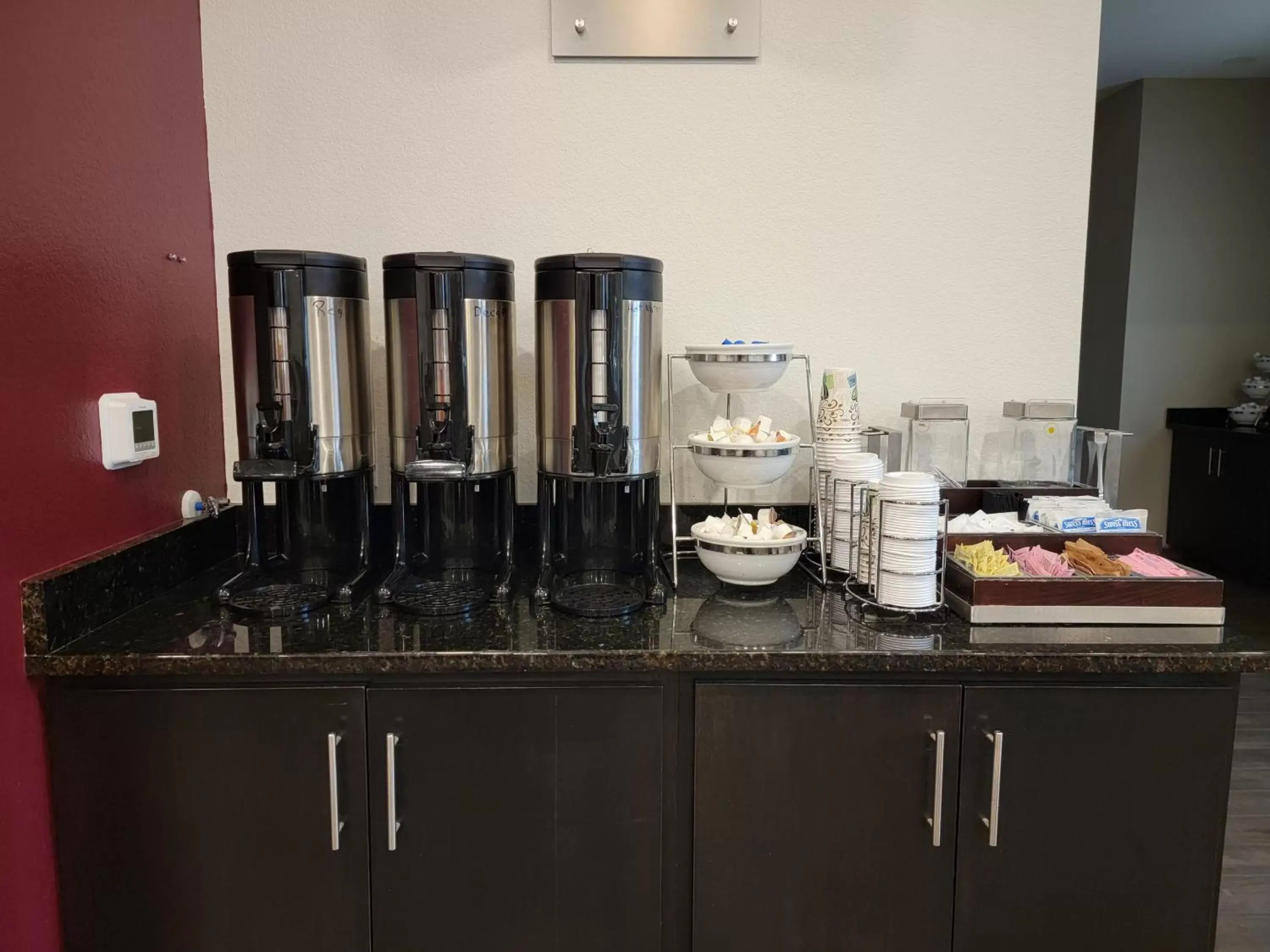 Coffee/tea facilities in Magnolia Pointe; BW Signature Collection