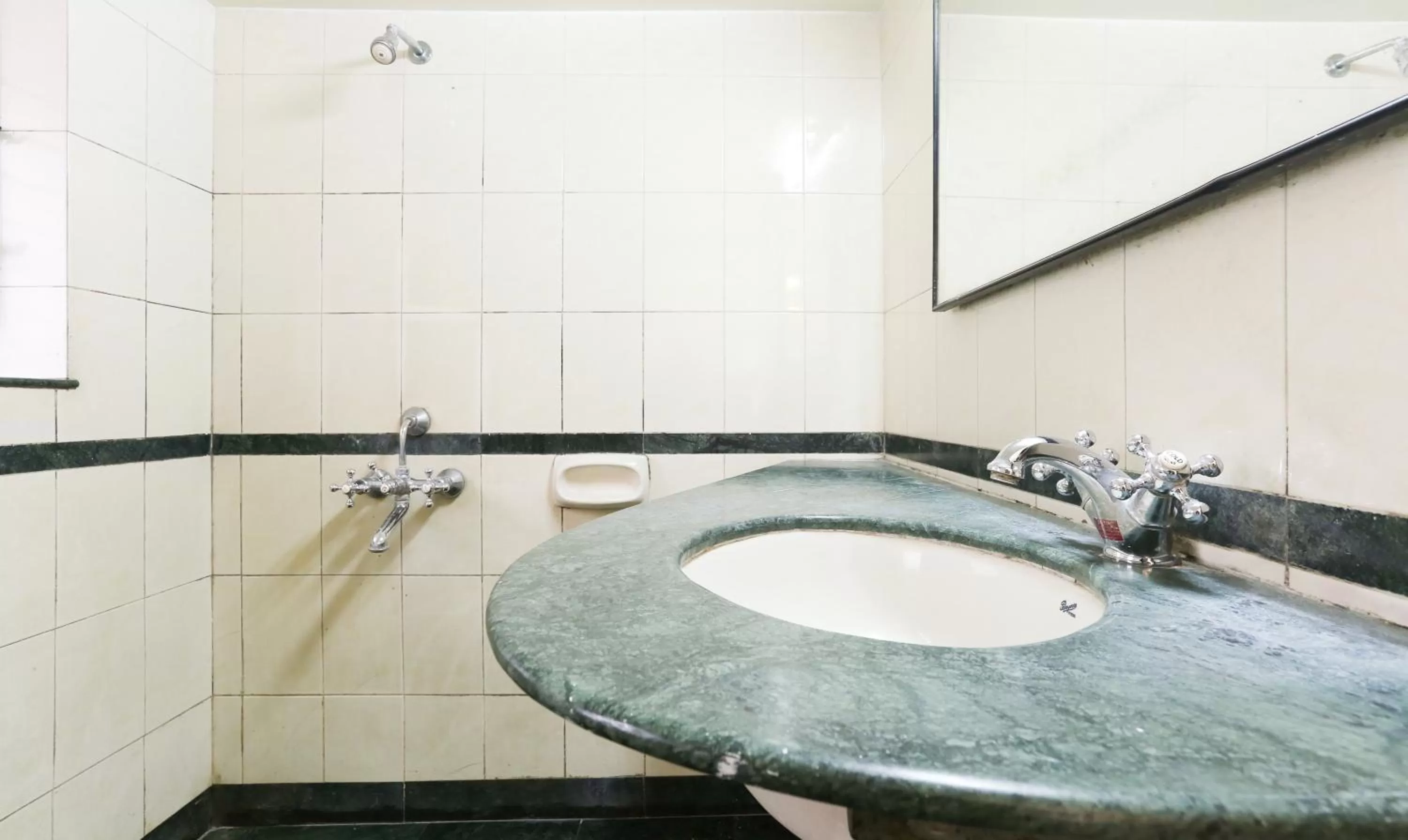 Bathroom in Itsy Hotels Hill View Ex