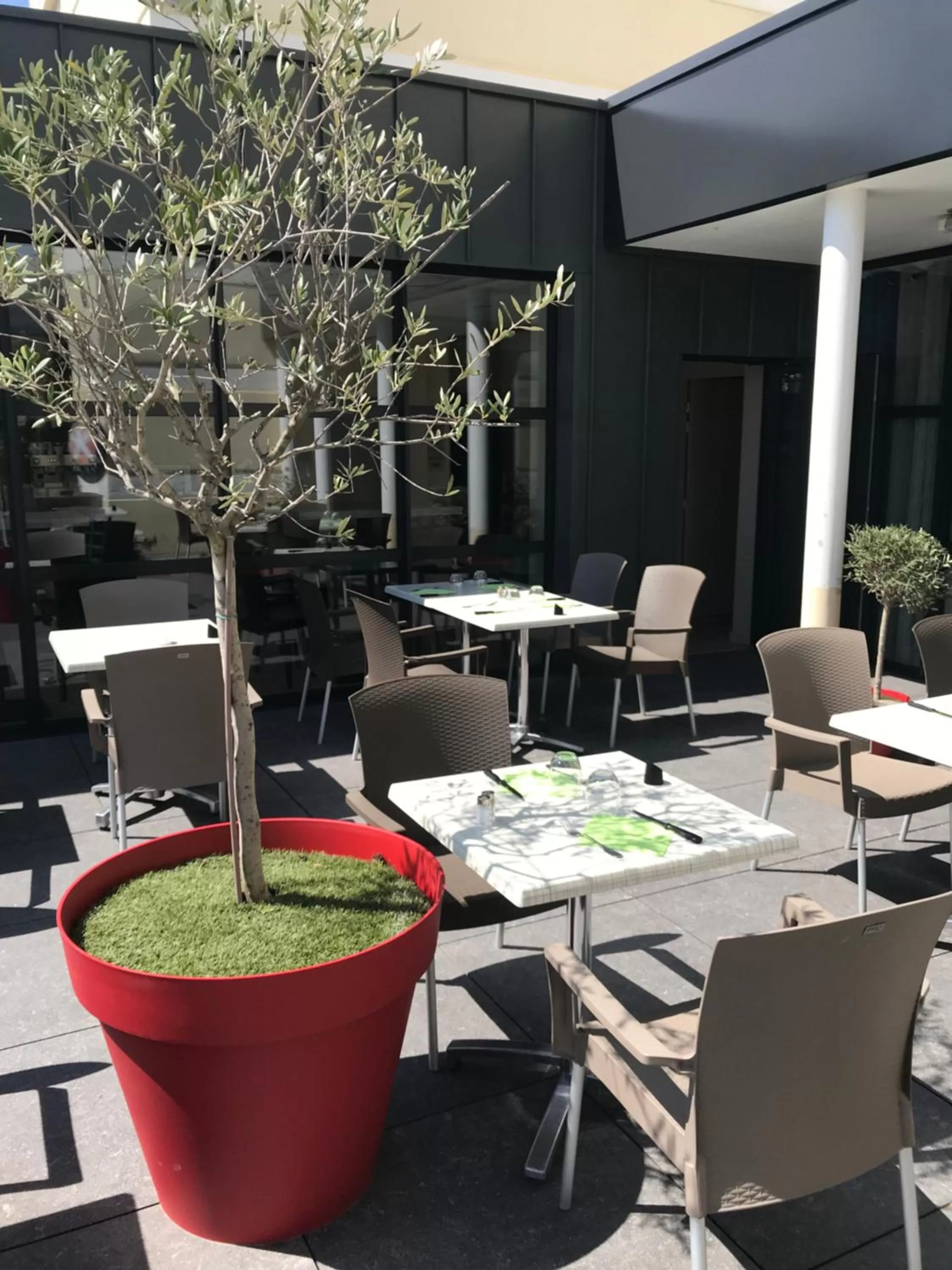 Patio in The Originals City, Hôtel Hélios, Roanne Nord