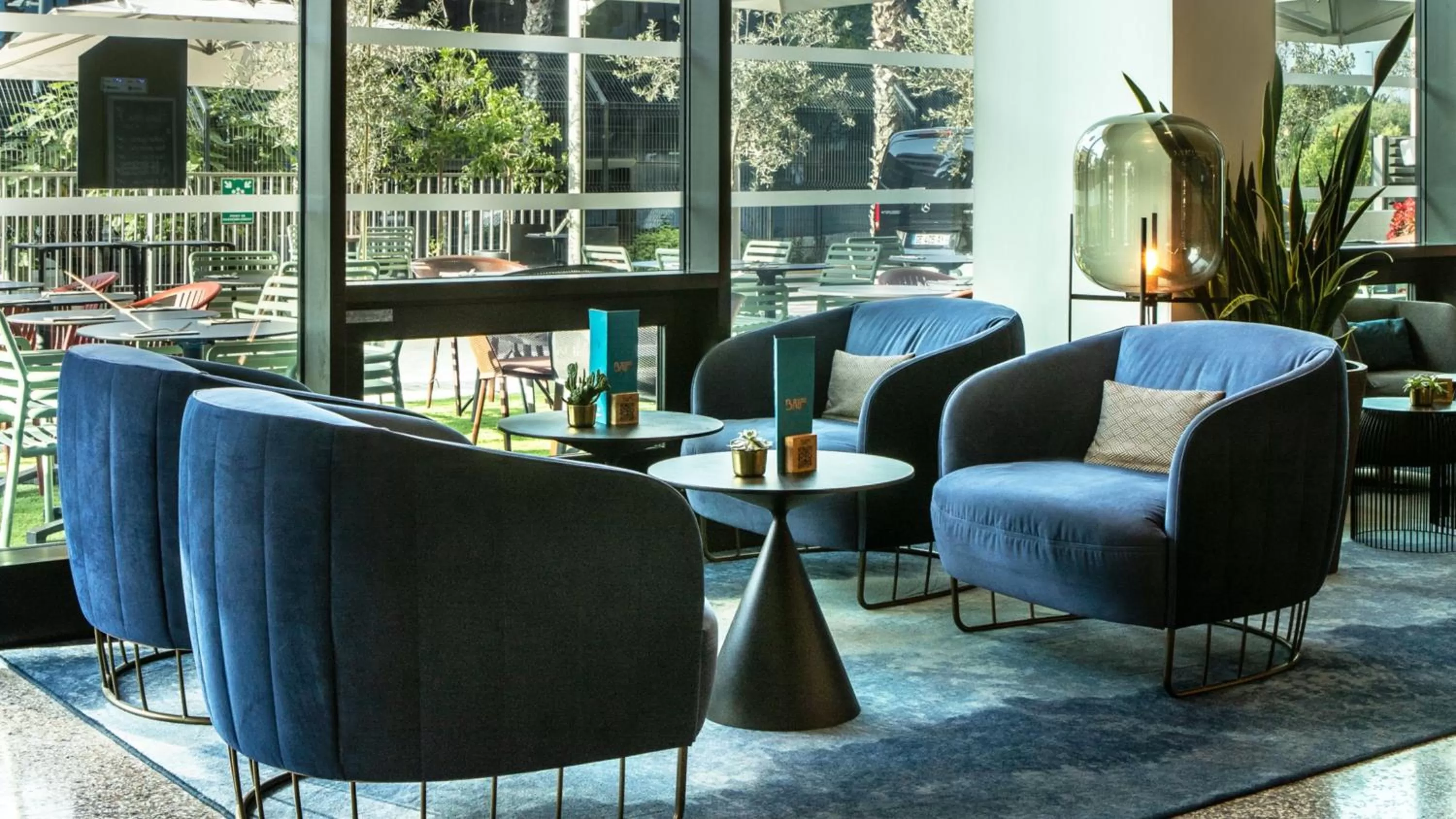 Lounge or bar in Crowne Plaza - Nice - Grand Arenas by IHG