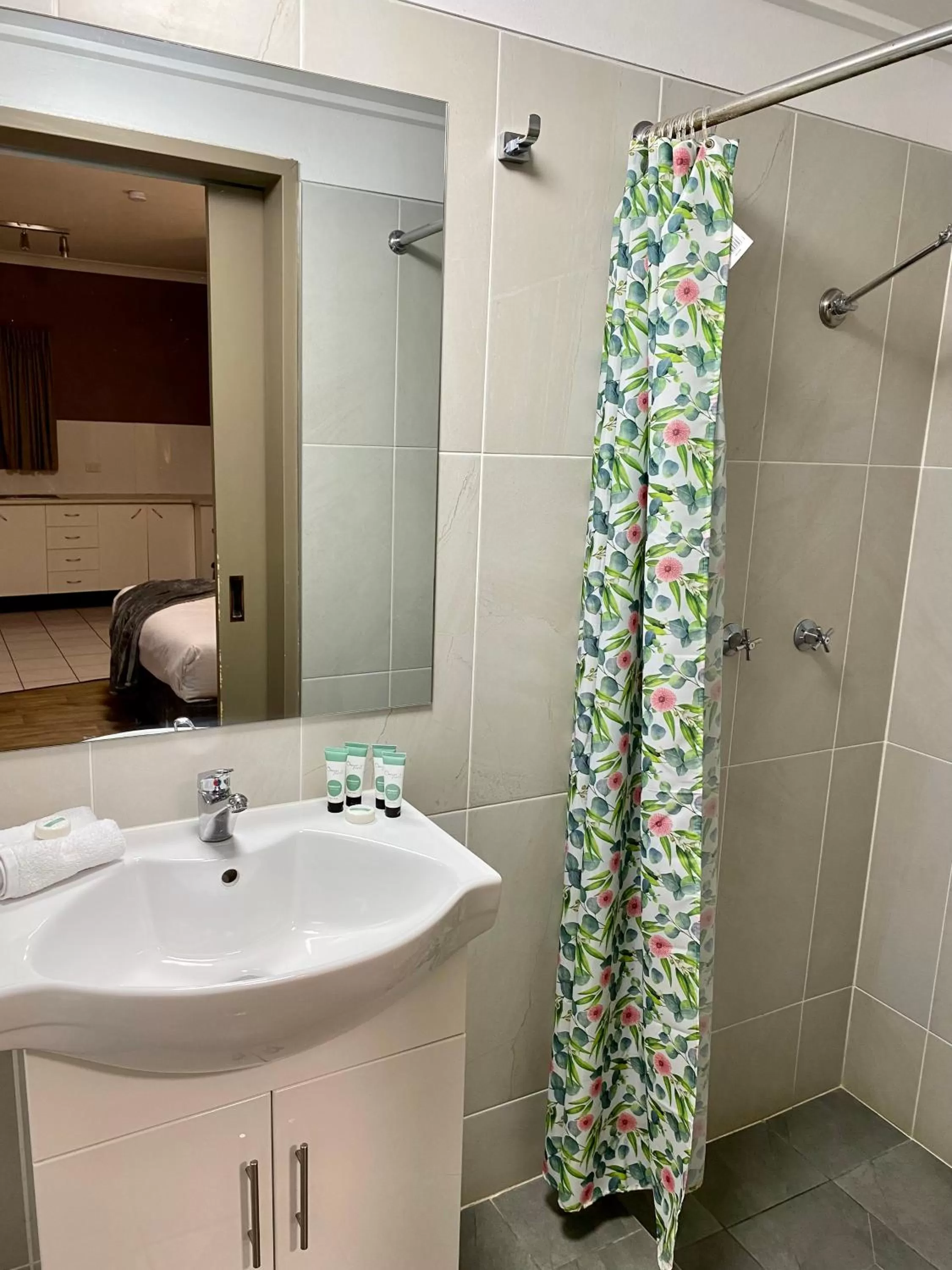 Shower in Tallarook Motor Inn