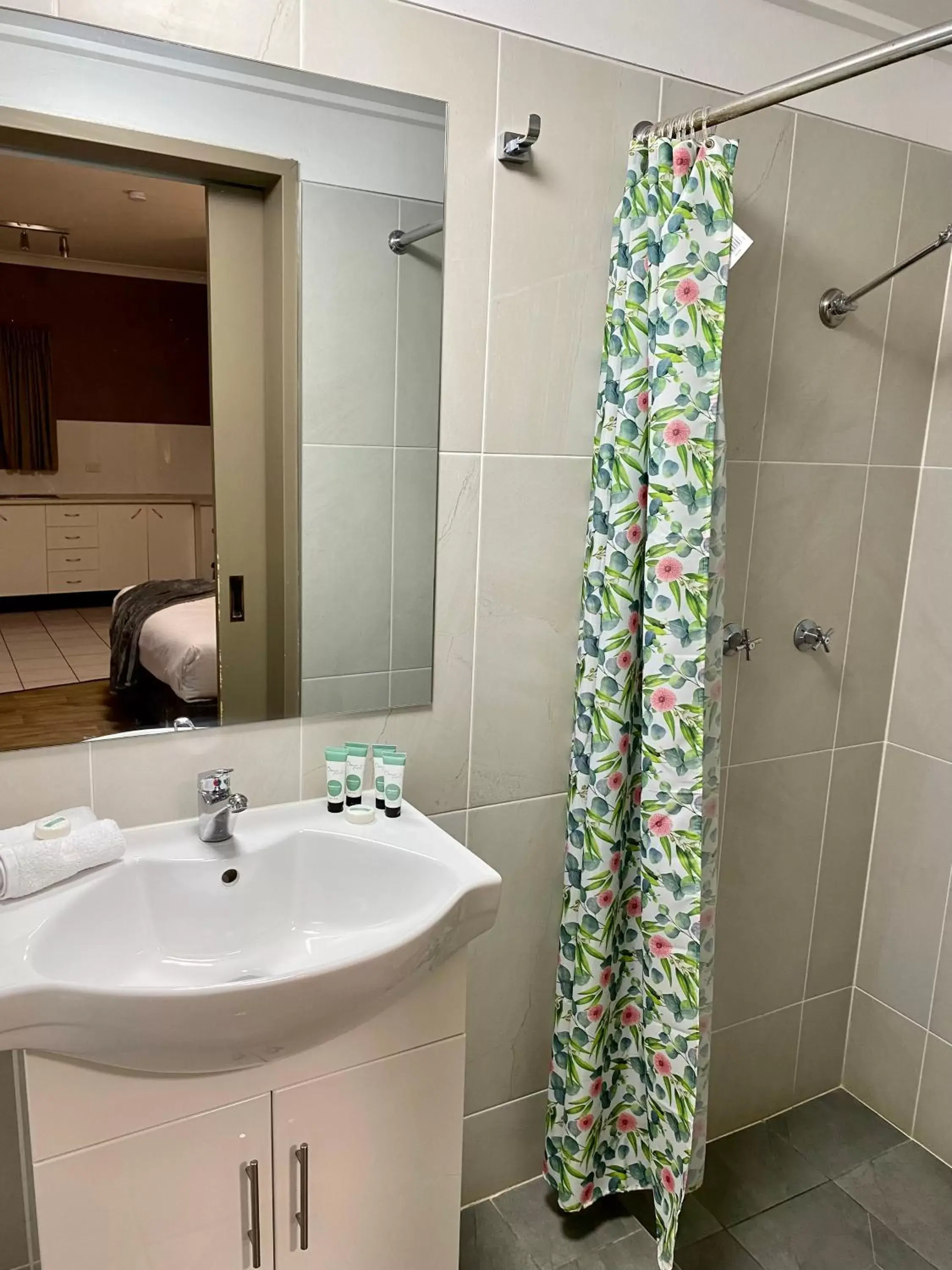 Shower, Bathroom in Tallarook Motor Inn