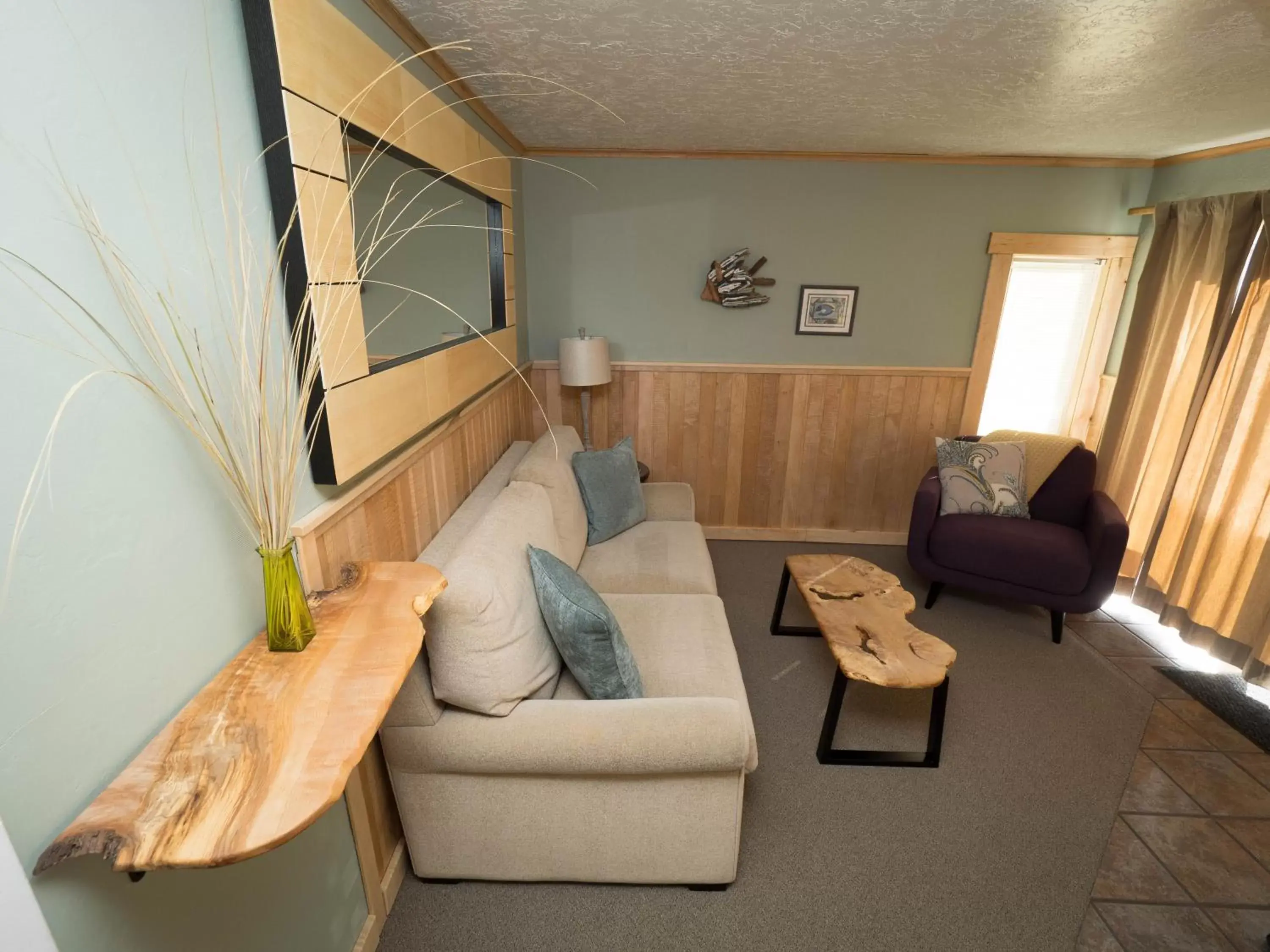 Living room, Seating Area in Agate Beach Motel