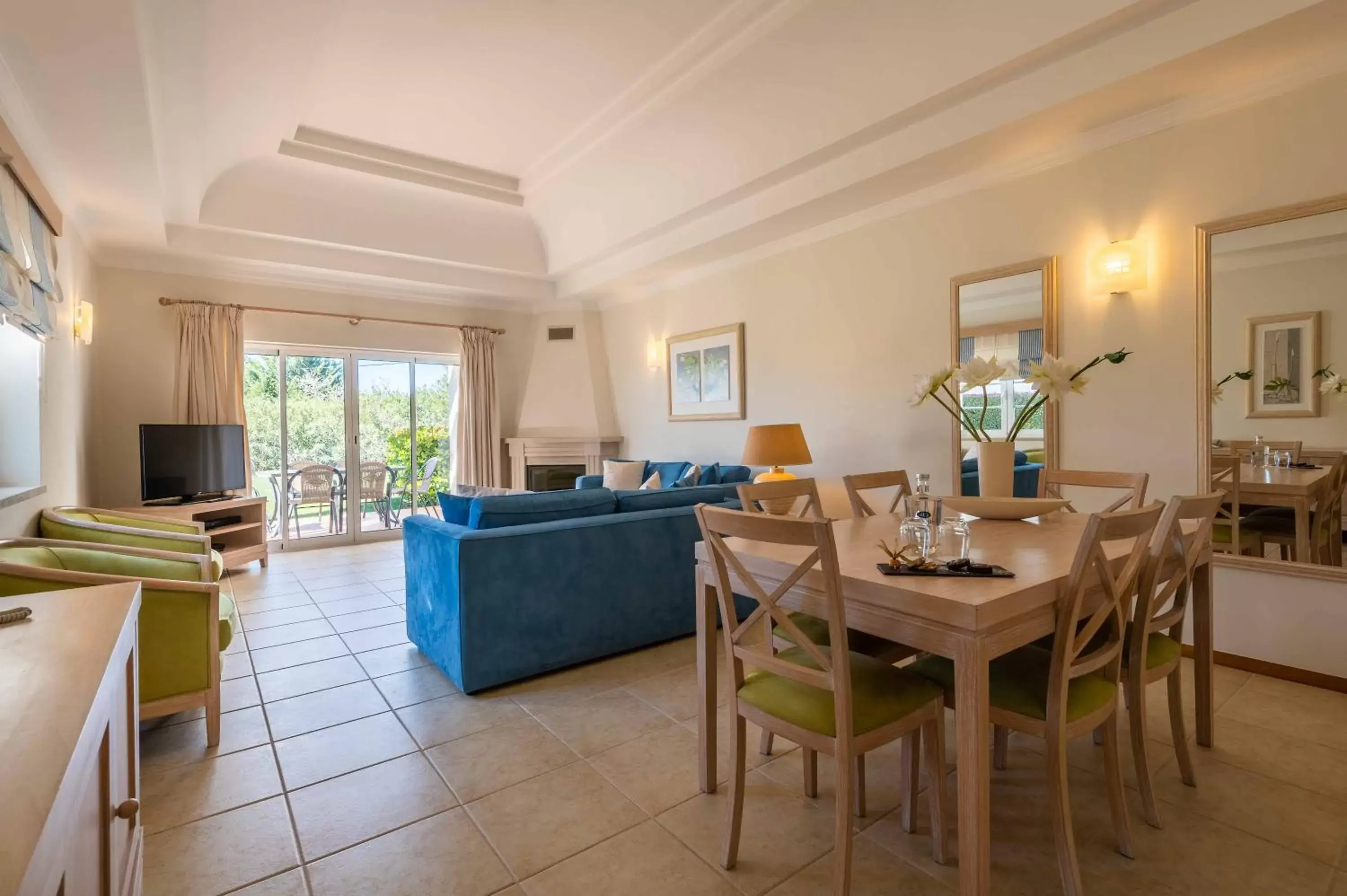 Living room, Dining Area in Vale d'Oliveiras Quinta Resort & Spa