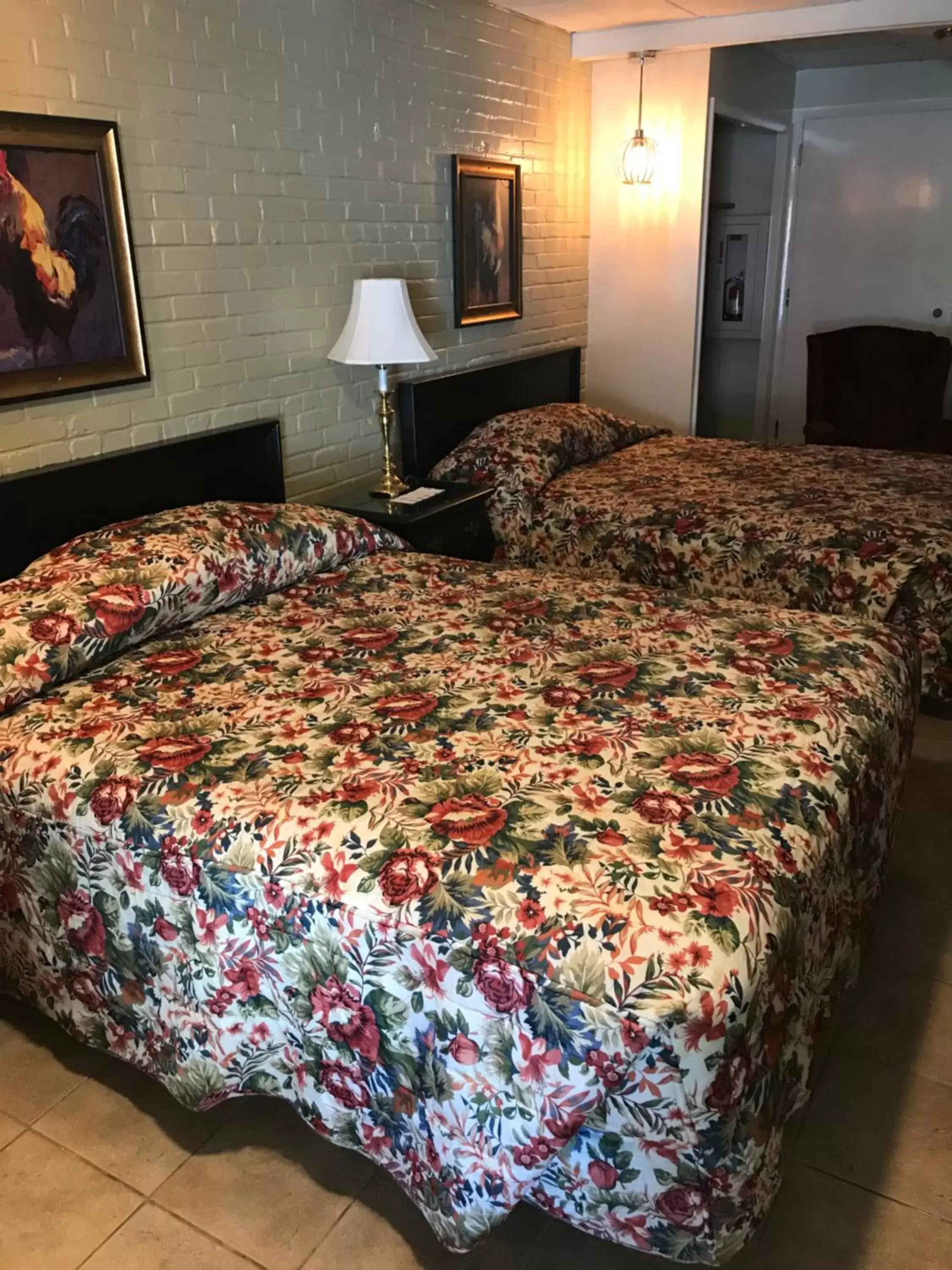 Bed in Simmons Motel and Suites