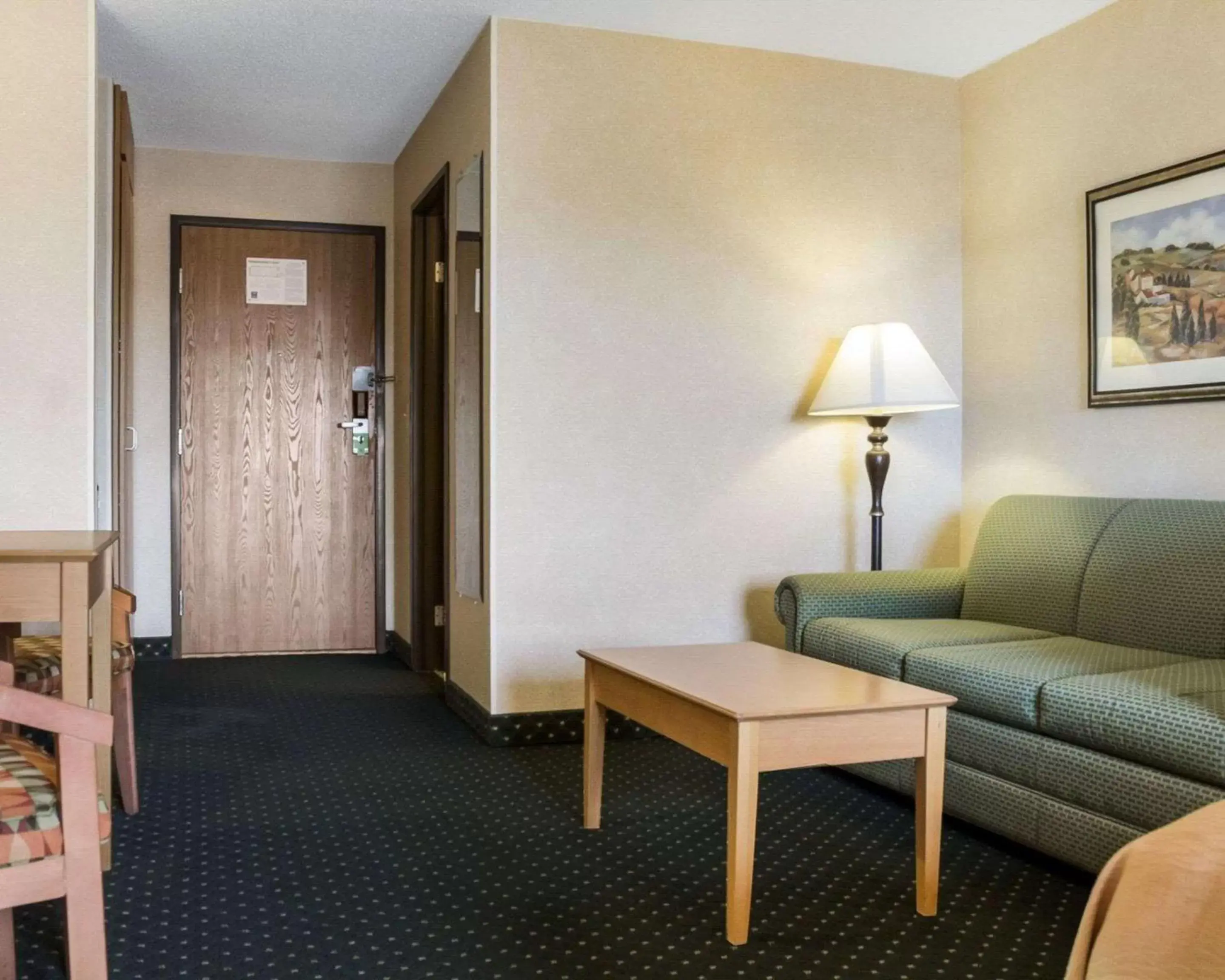 Photo of the whole room, Seating Area in Comfort Inn Jamestown