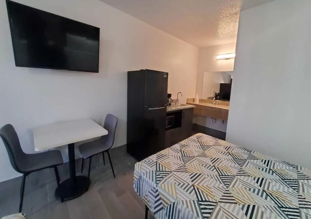 Communal lounge/ TV room, Bed in Crestview Inn