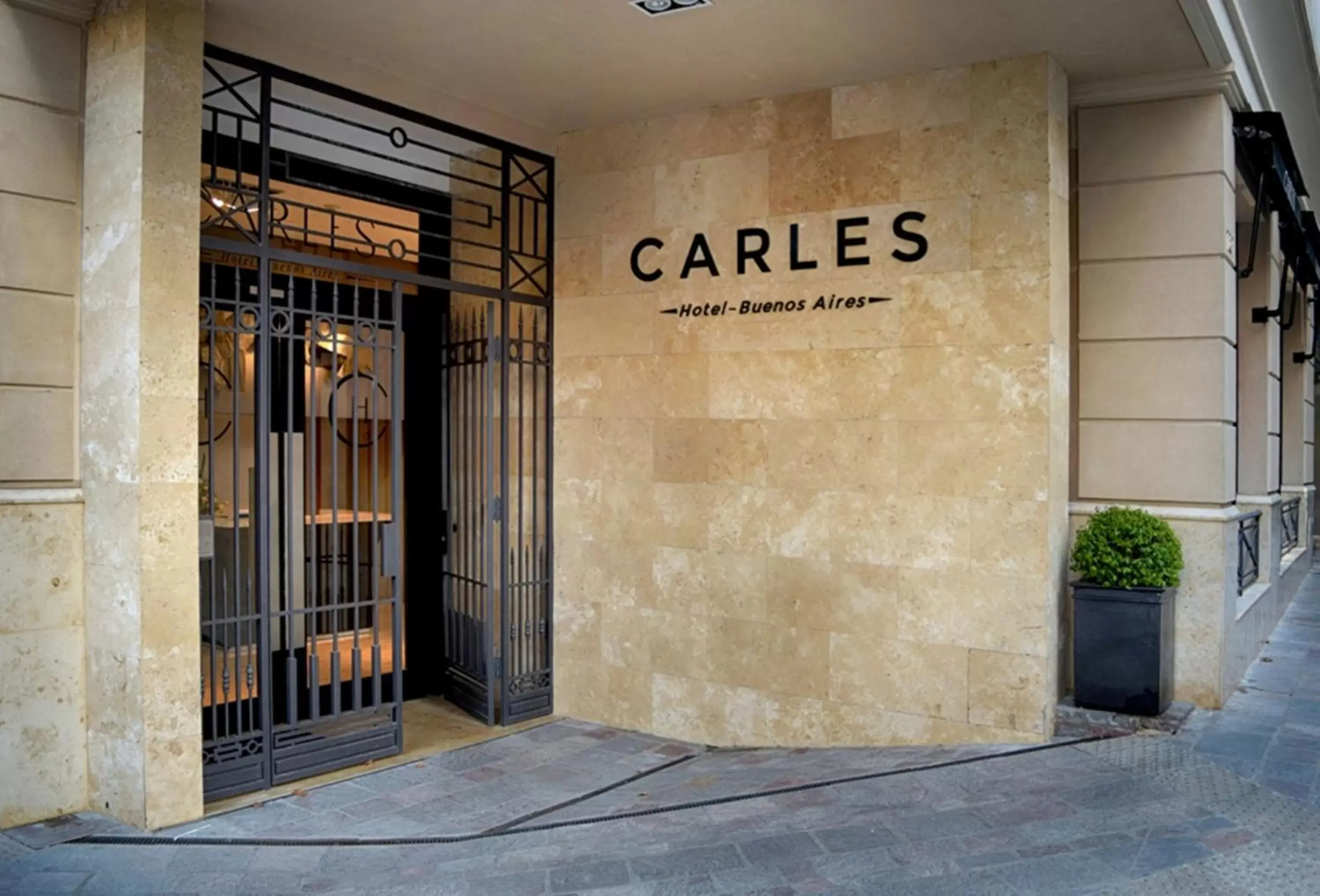 Facade/entrance in Carles Hotel