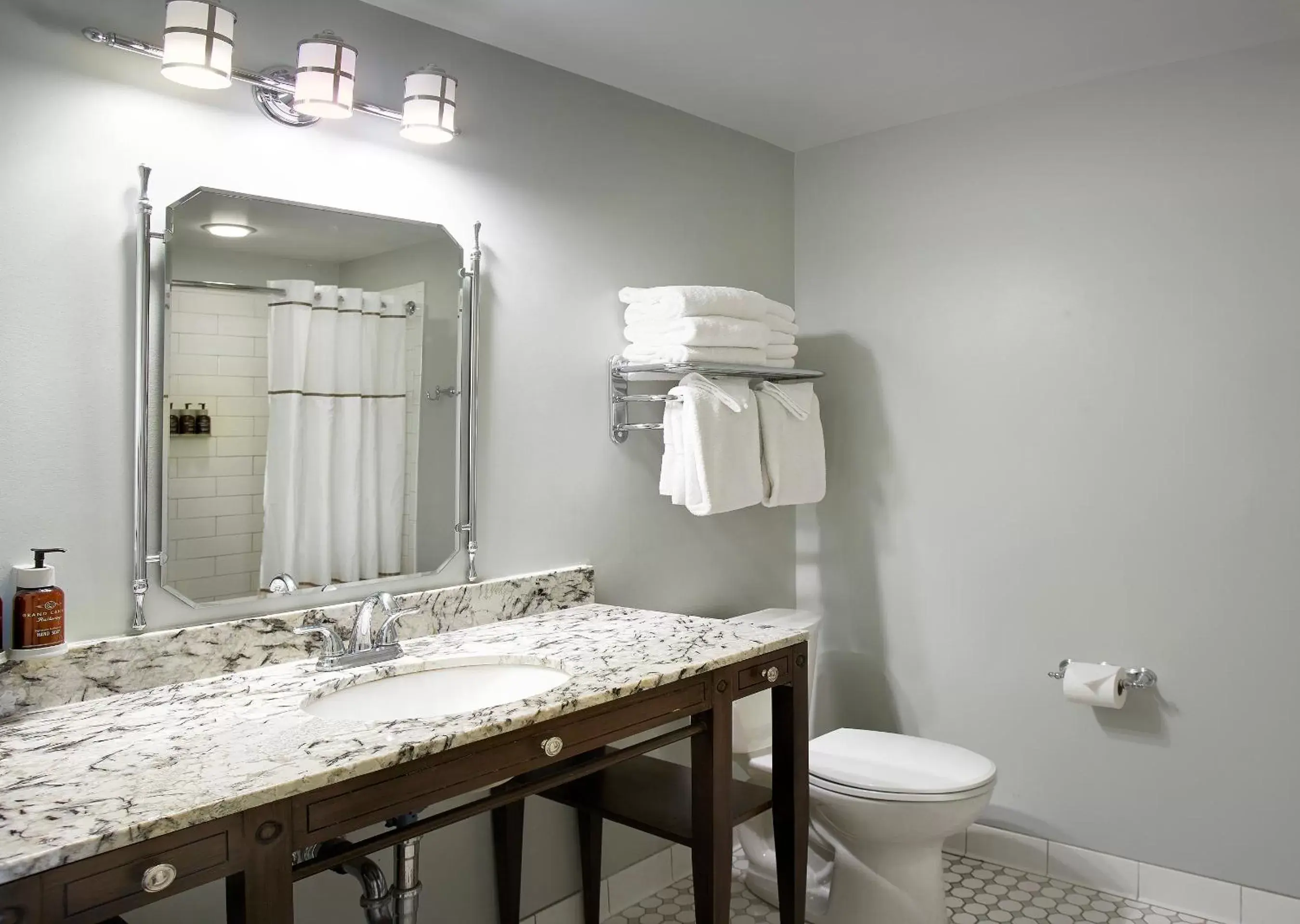 Bathroom in Grand Canyon Railway Hotel