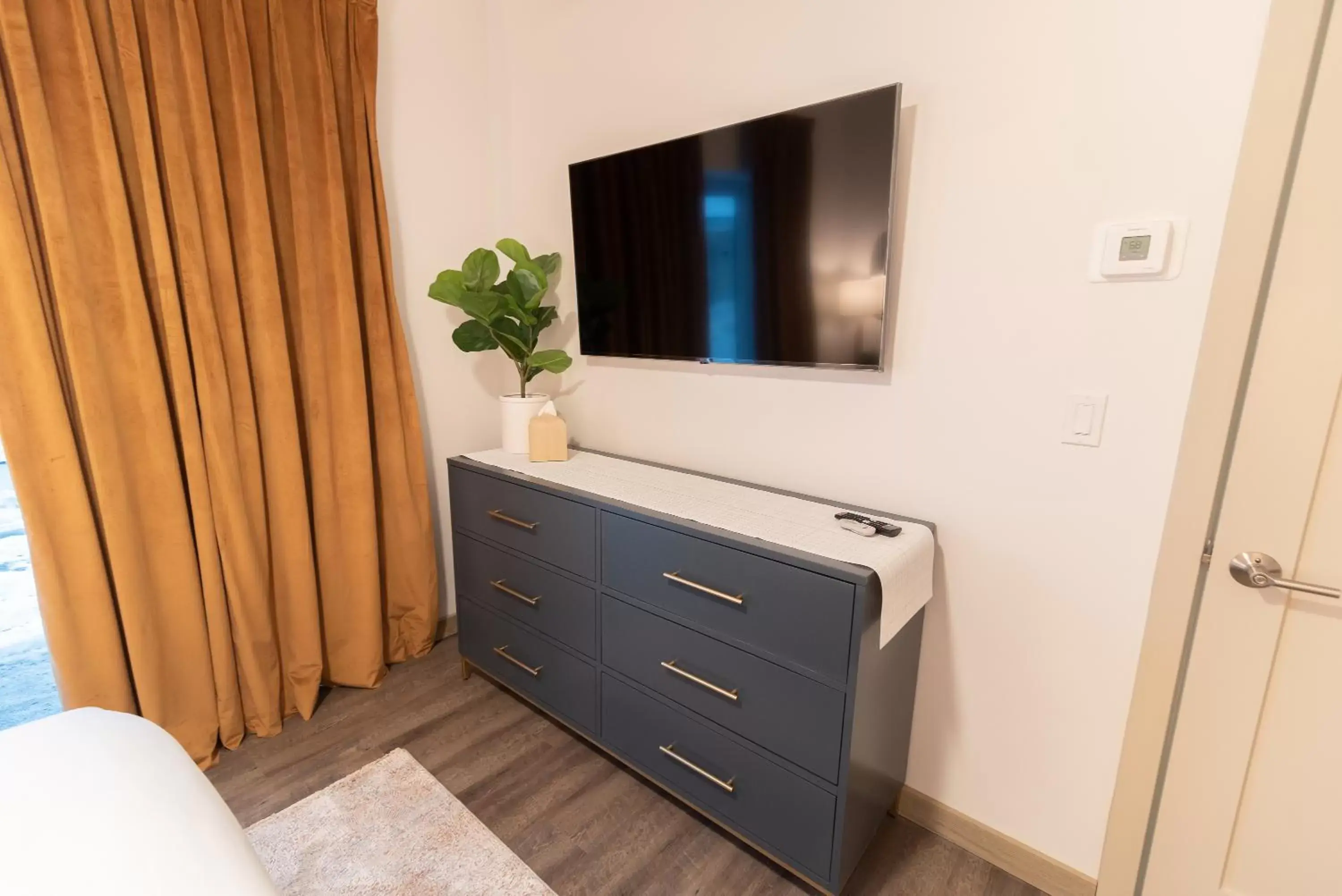 TV and multimedia, TV/Entertainment Center in Colony Suites