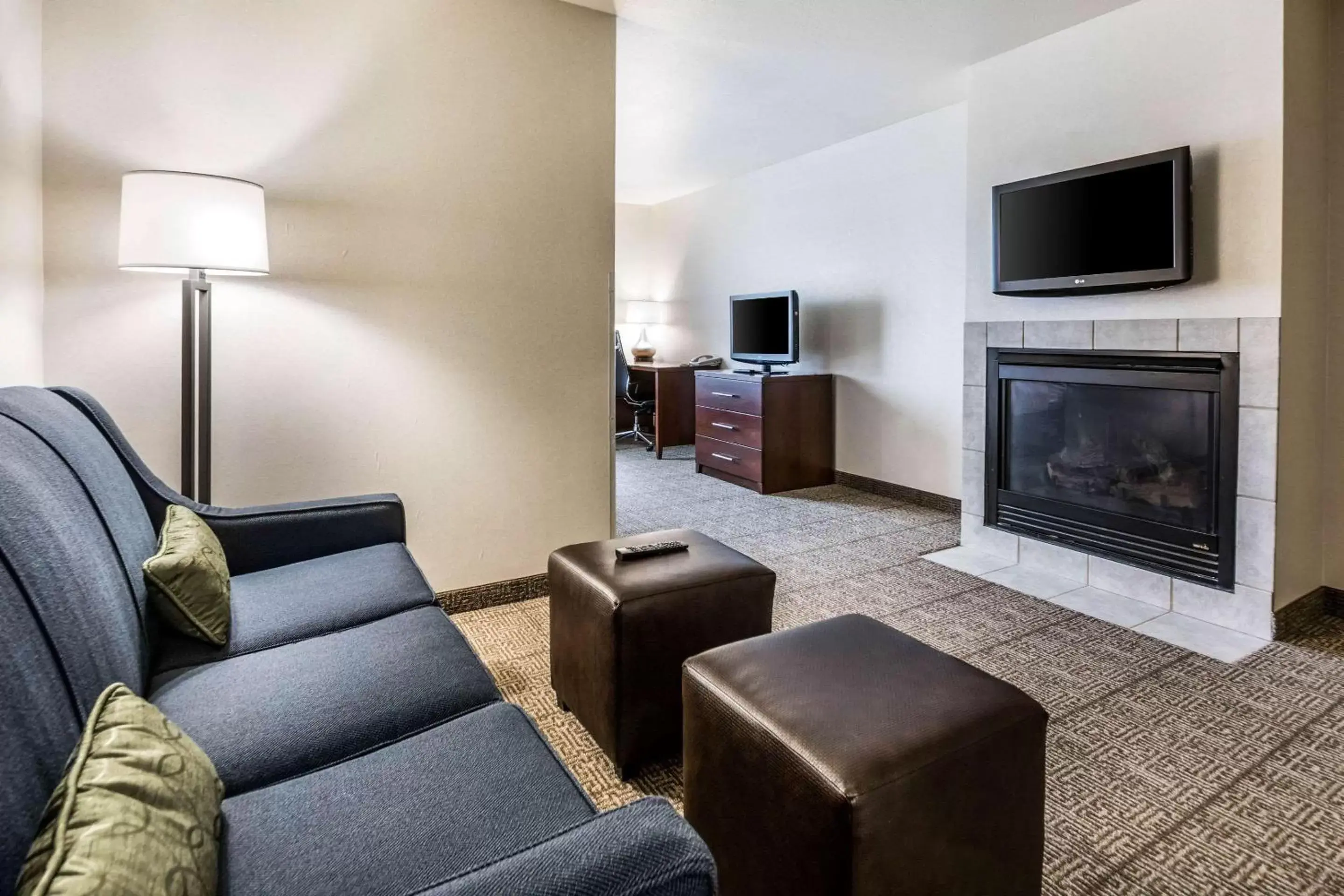 Bedroom, TV/Entertainment Center in Comfort Suites at Par 4 Resort