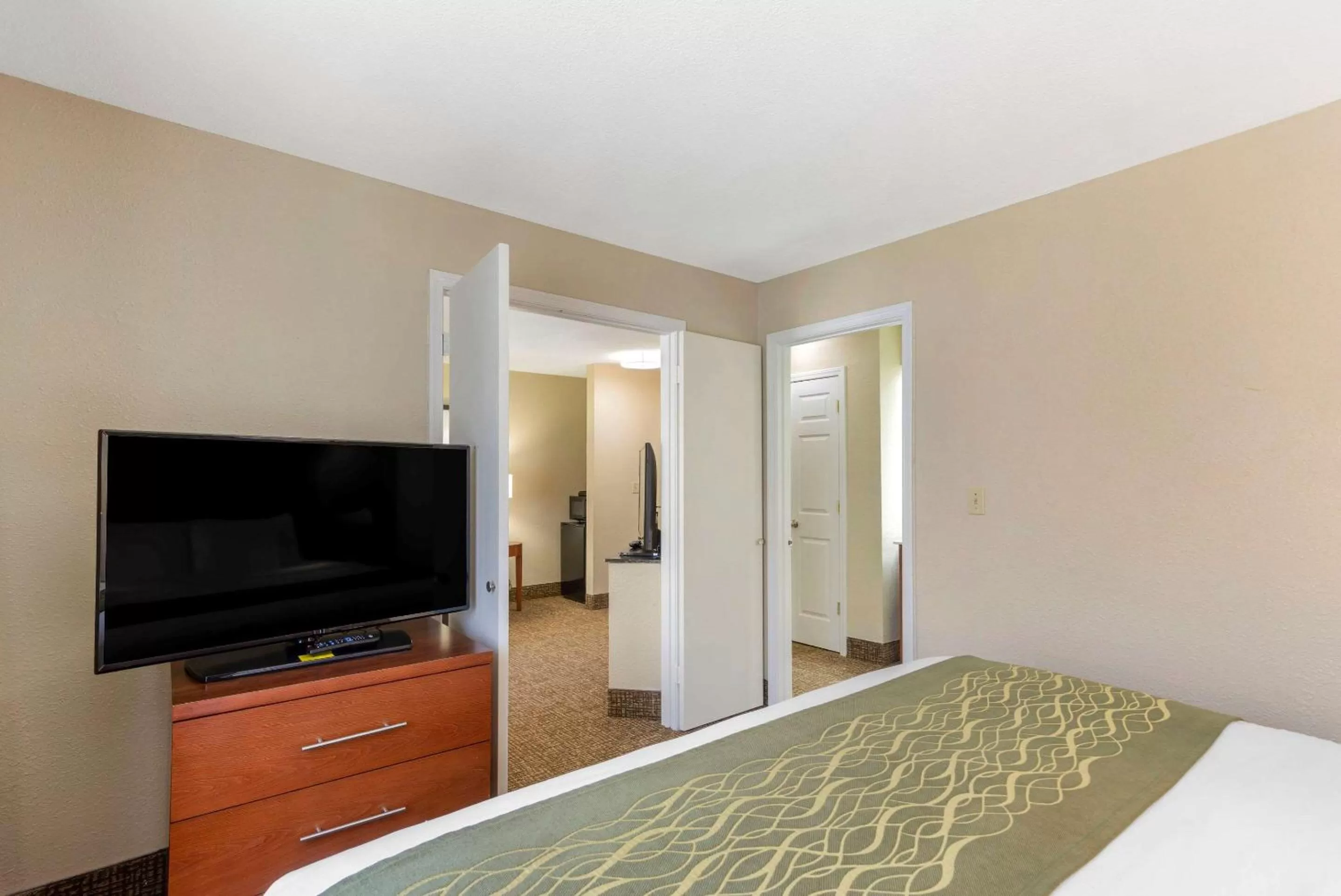 Bedroom, Bed in Comfort Inn & Suites - near Robins Air Force Base Main Gate