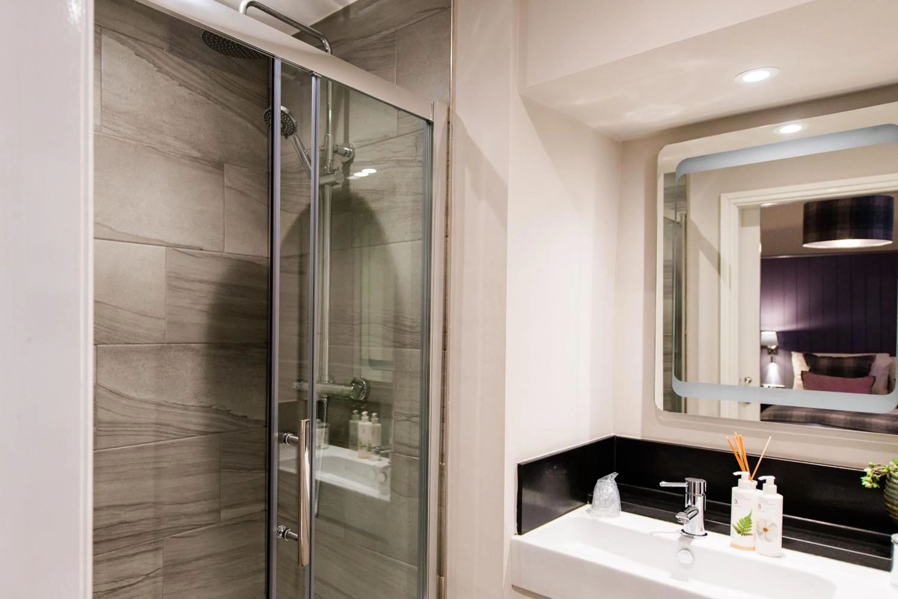 Shower in Tweedies Bar and Lodge