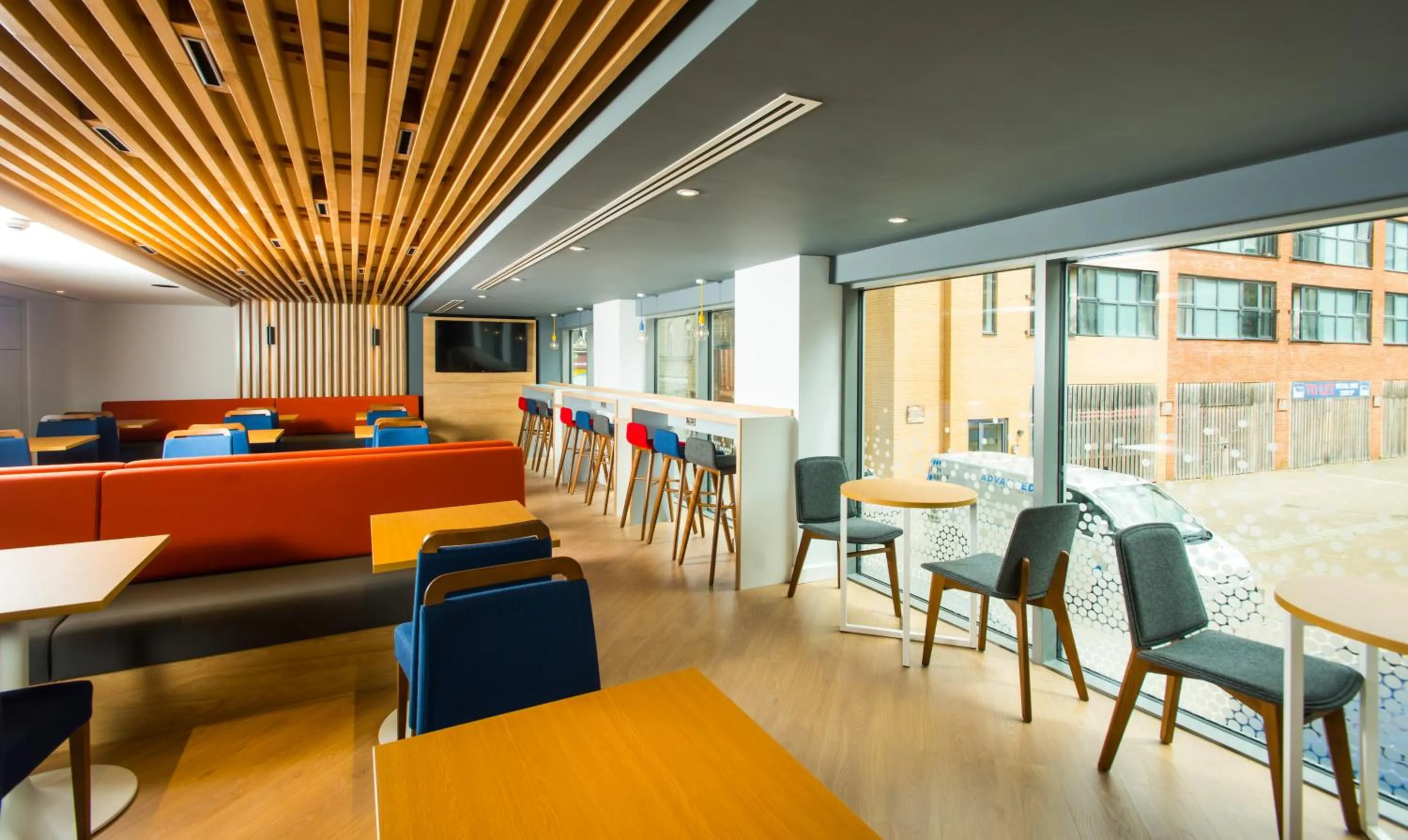 Restaurant/places to eat in Holiday Inn Express Swindon City Centre by IHG