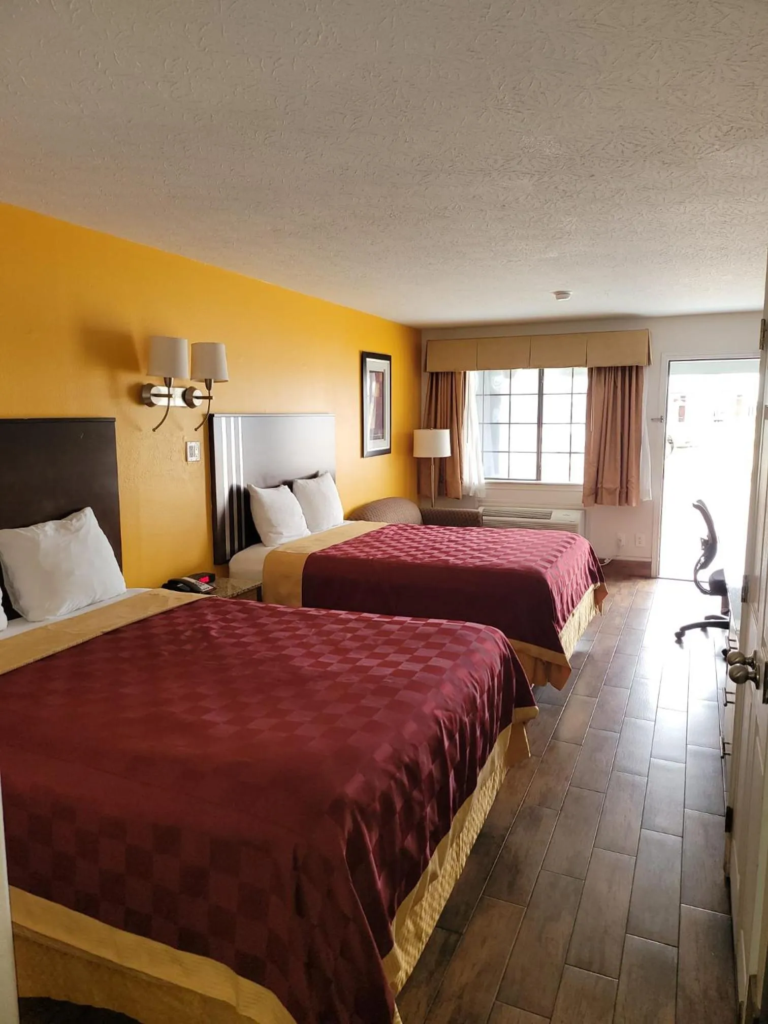 Bed in Texas Inn and Suites Raymondville